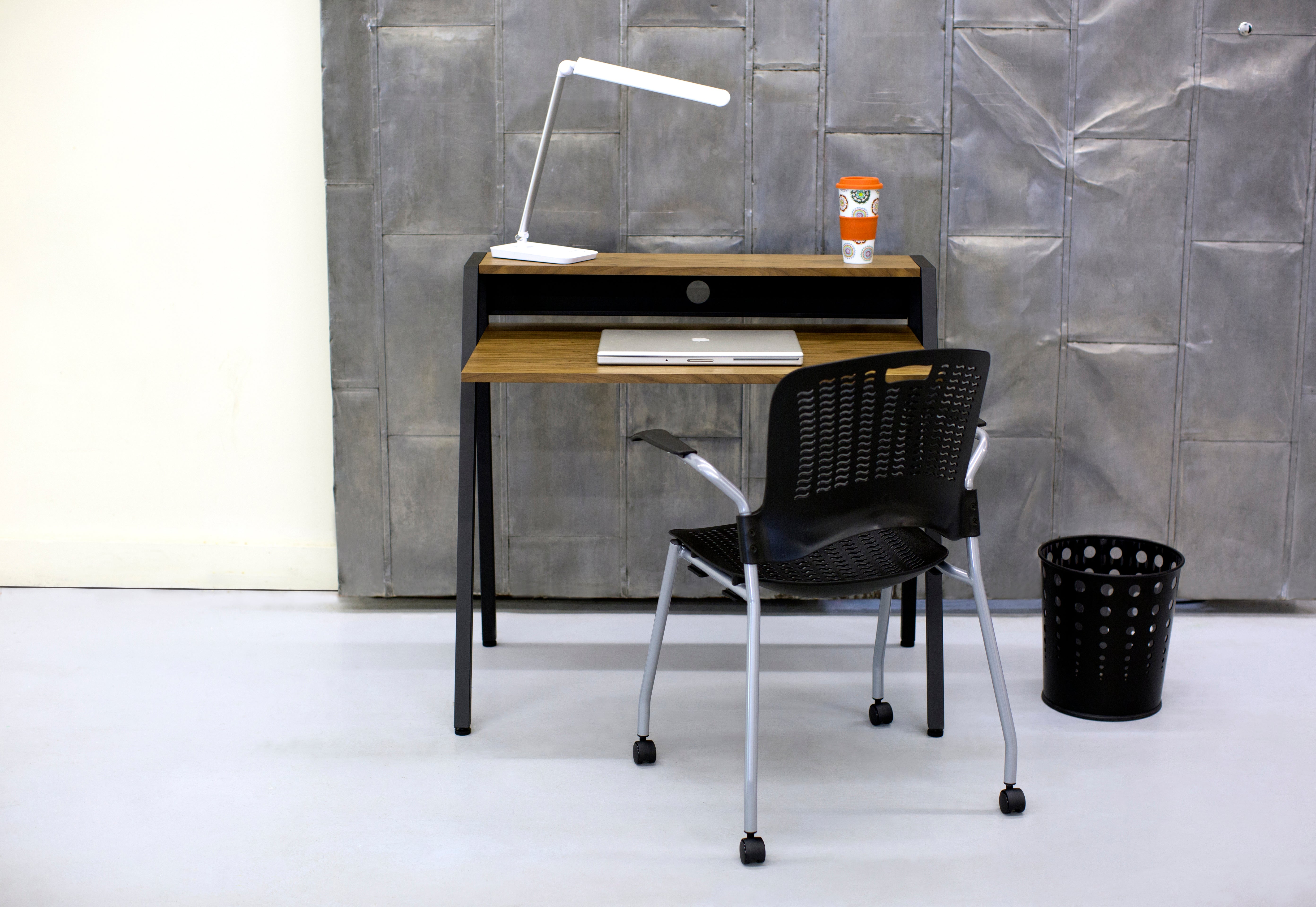 Vamp Led Desk Lamp Wht