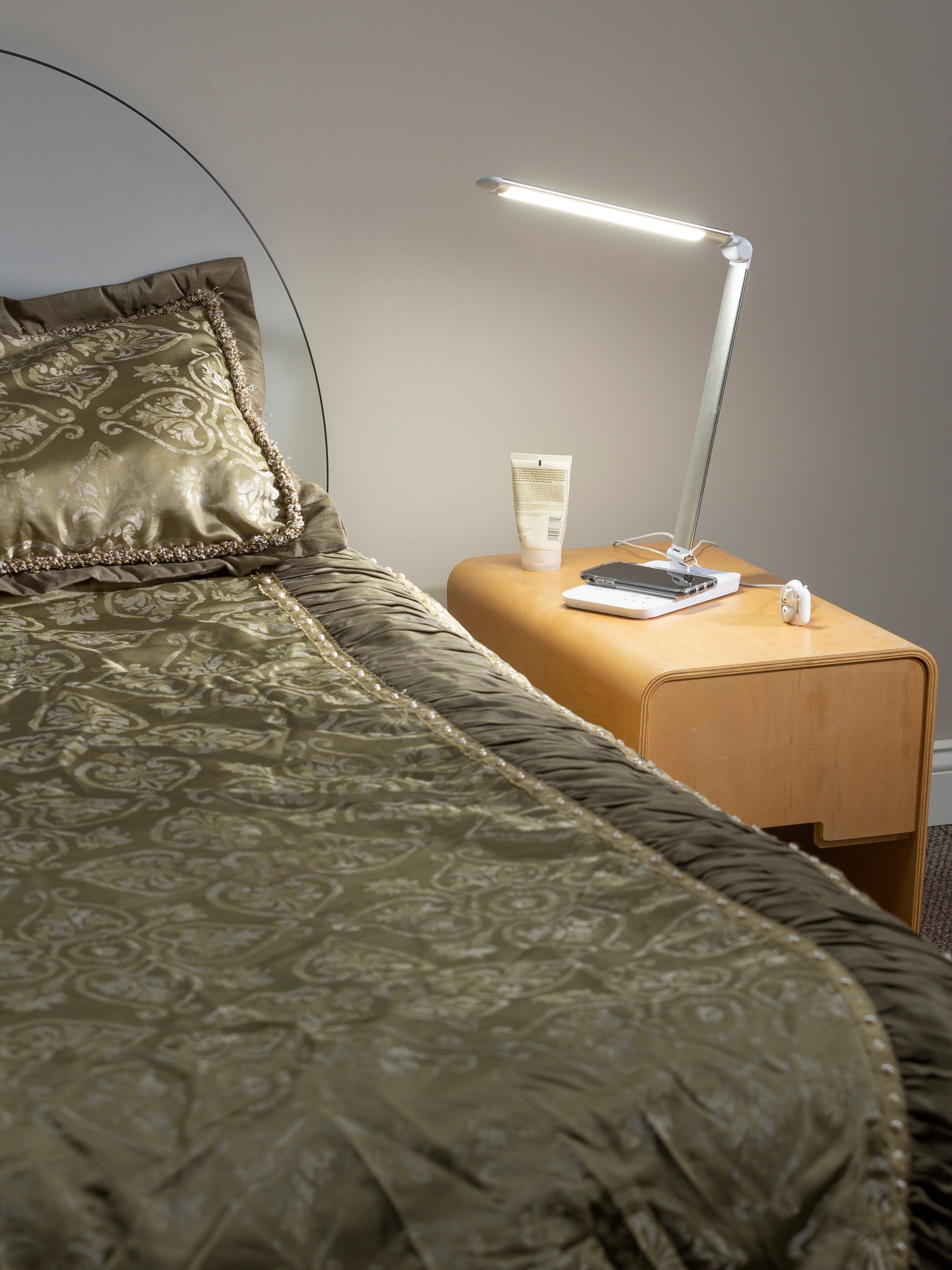 Vamp Led Dsk Lamp Blk W/Chargr