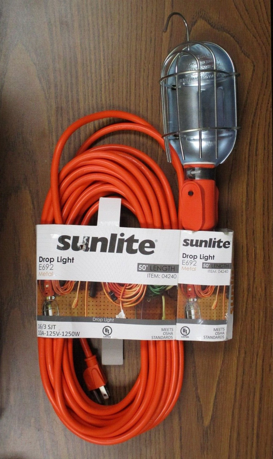 50' Drop Light Cord, UL-Listed, Meets OSHA Standards, Metal Head, 16/3-SJT, E692