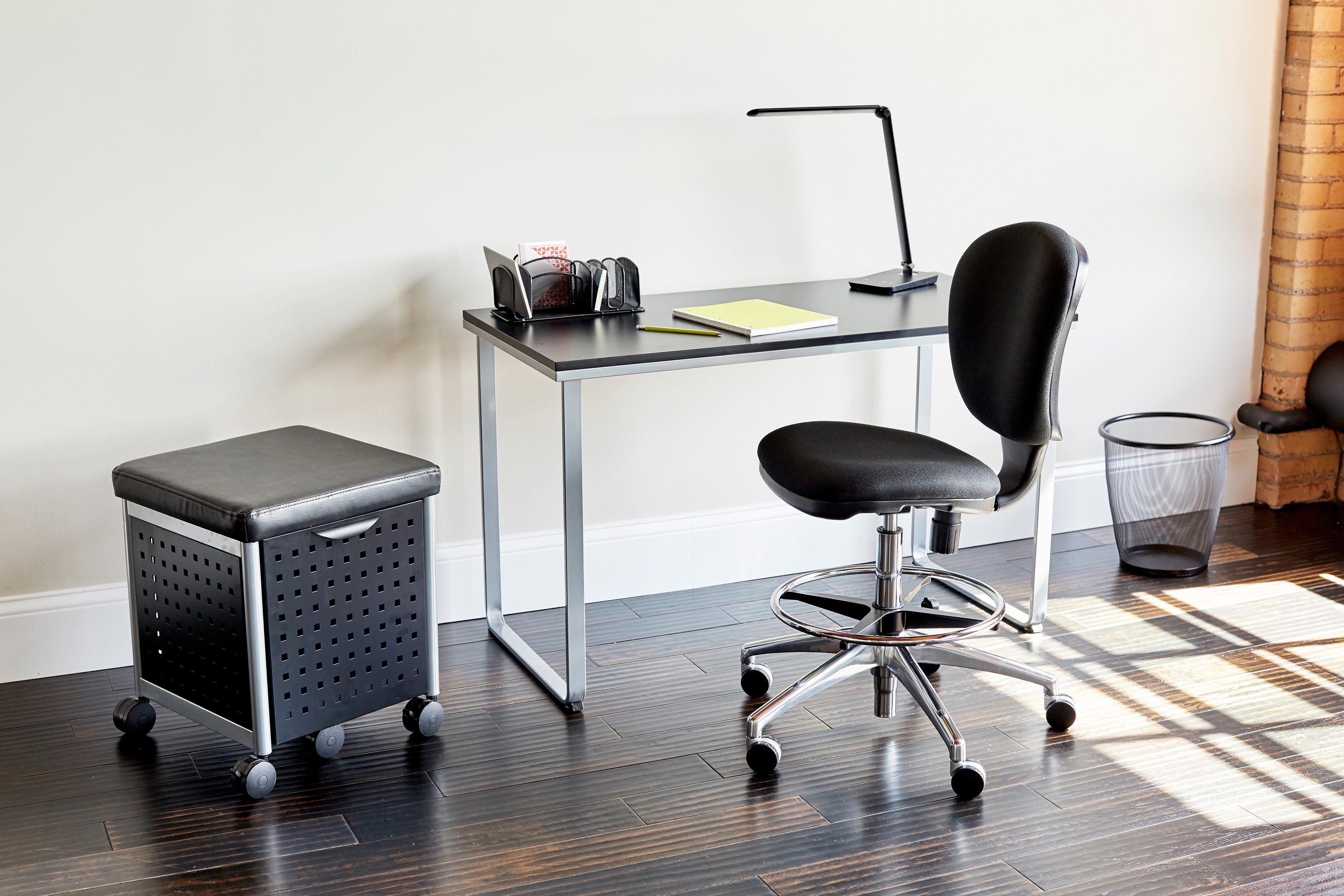 Vamp Led Desk Lamp Blk