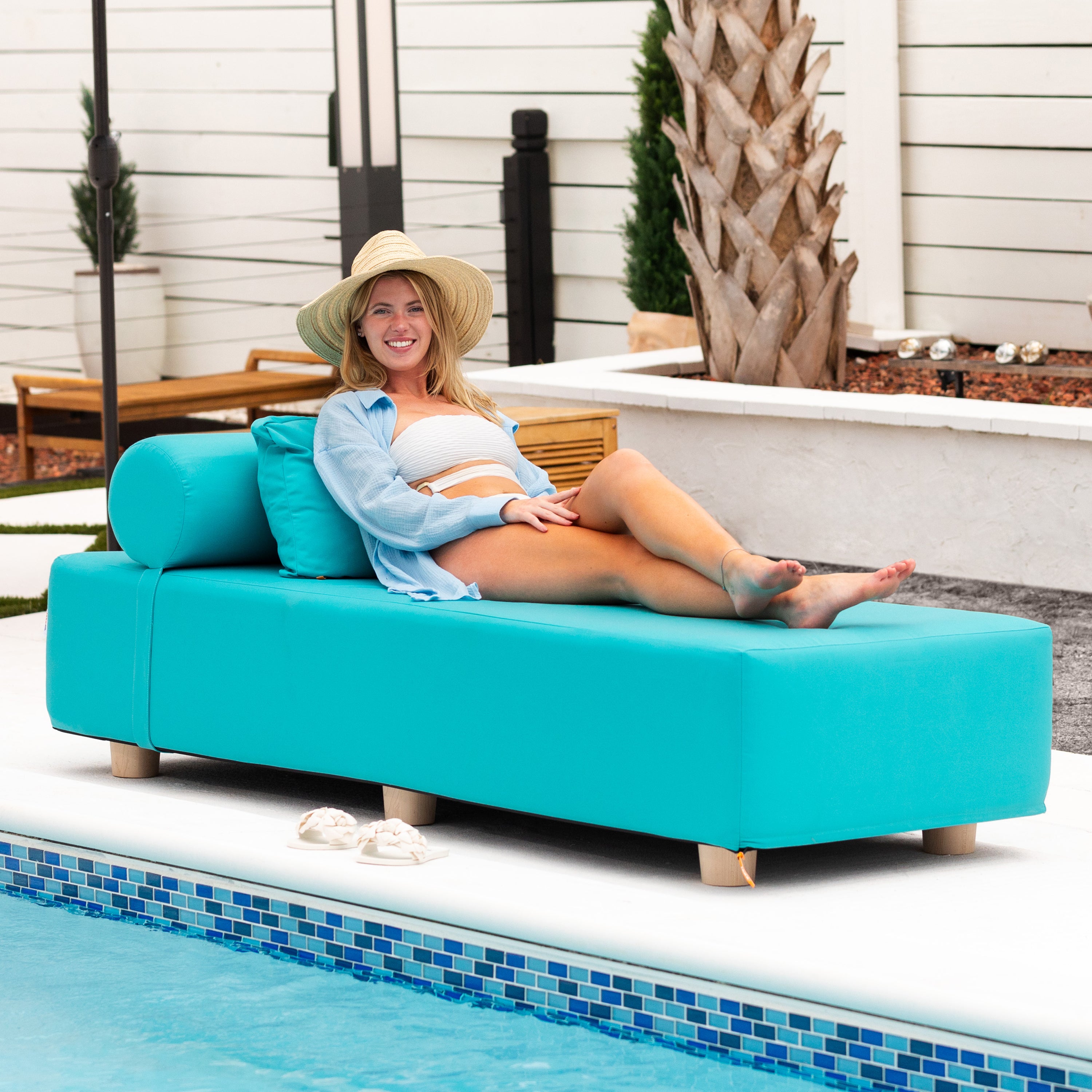 Jaxx Alvy Outdoor Sun Lounger – Luxurious Sunbed with Hevea Wood Feet, Sunbrella Aruba Blue