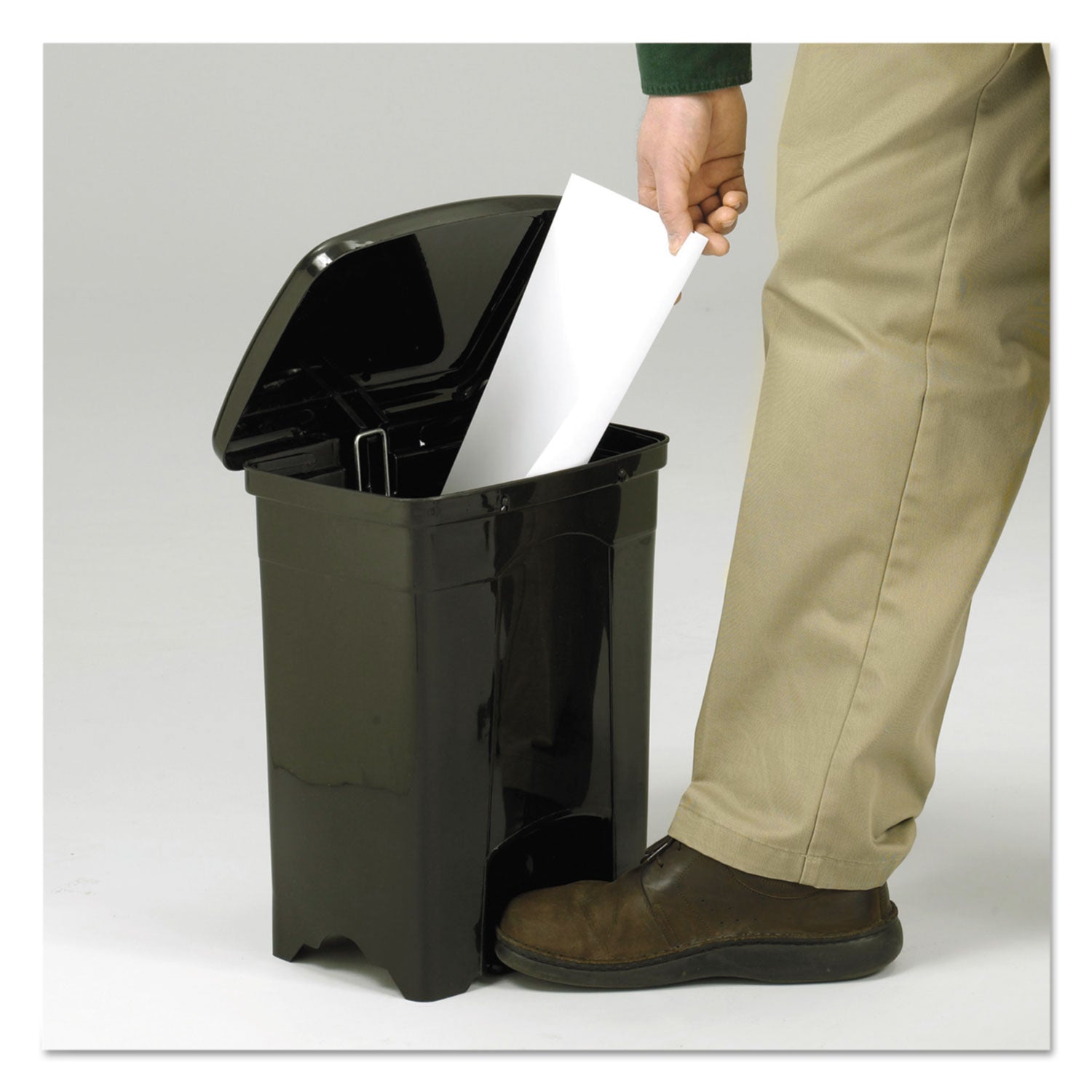 Receptacle P Step On 4Gal Blk
