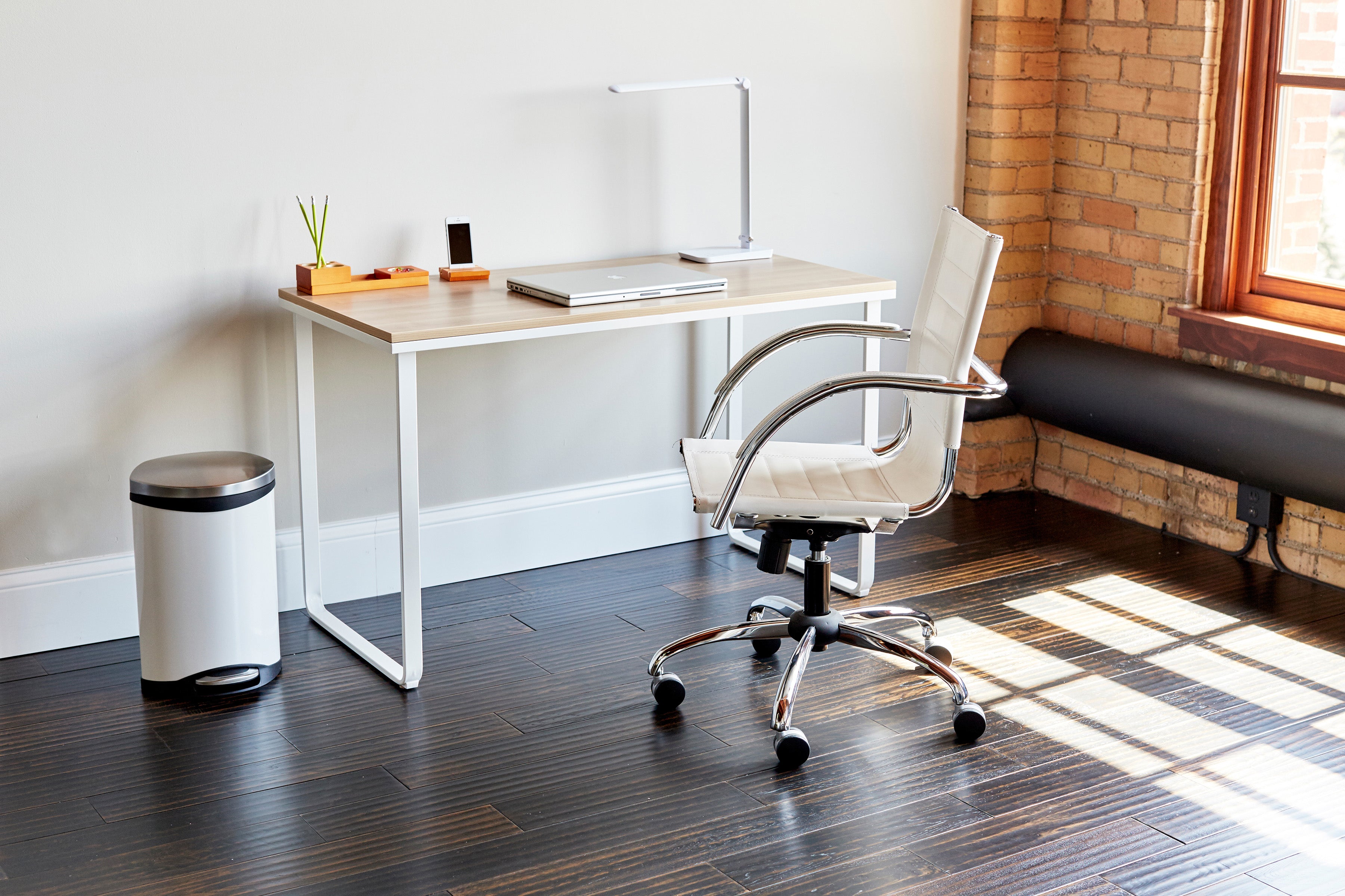 Vamp Led Desk Lamp Wht