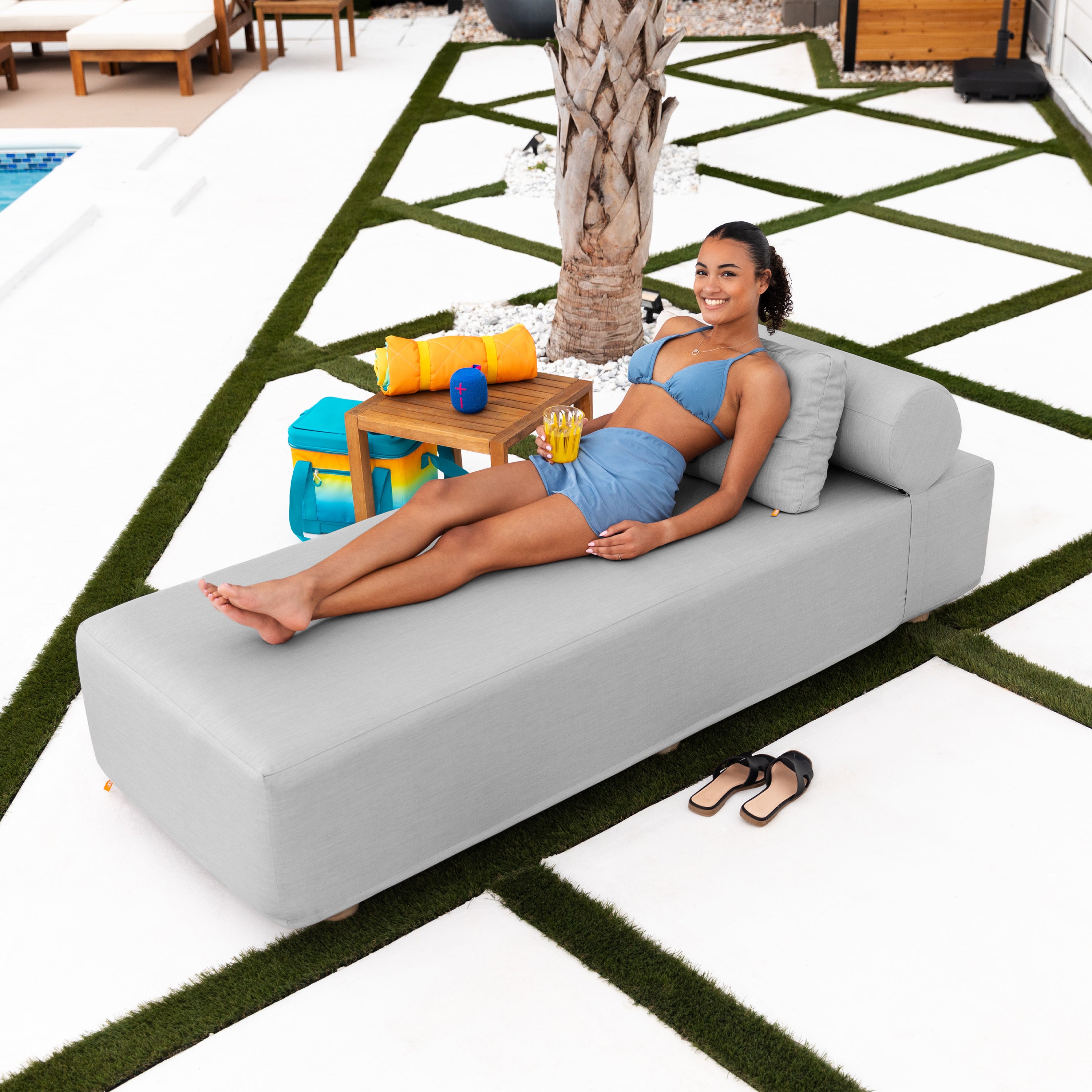 Jaxx Alvy Outdoor Sun Lounger – Luxurious Sunbed with Hevea Wood Feet, Sunbrella Granite