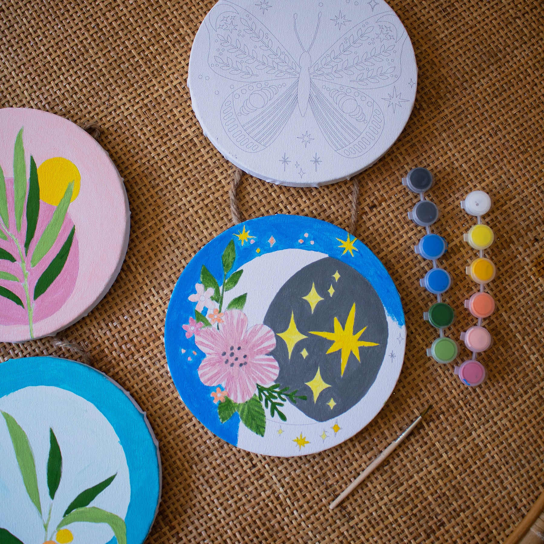 Paintable Circle Hanging Canvas Wall Art 2-Pack
