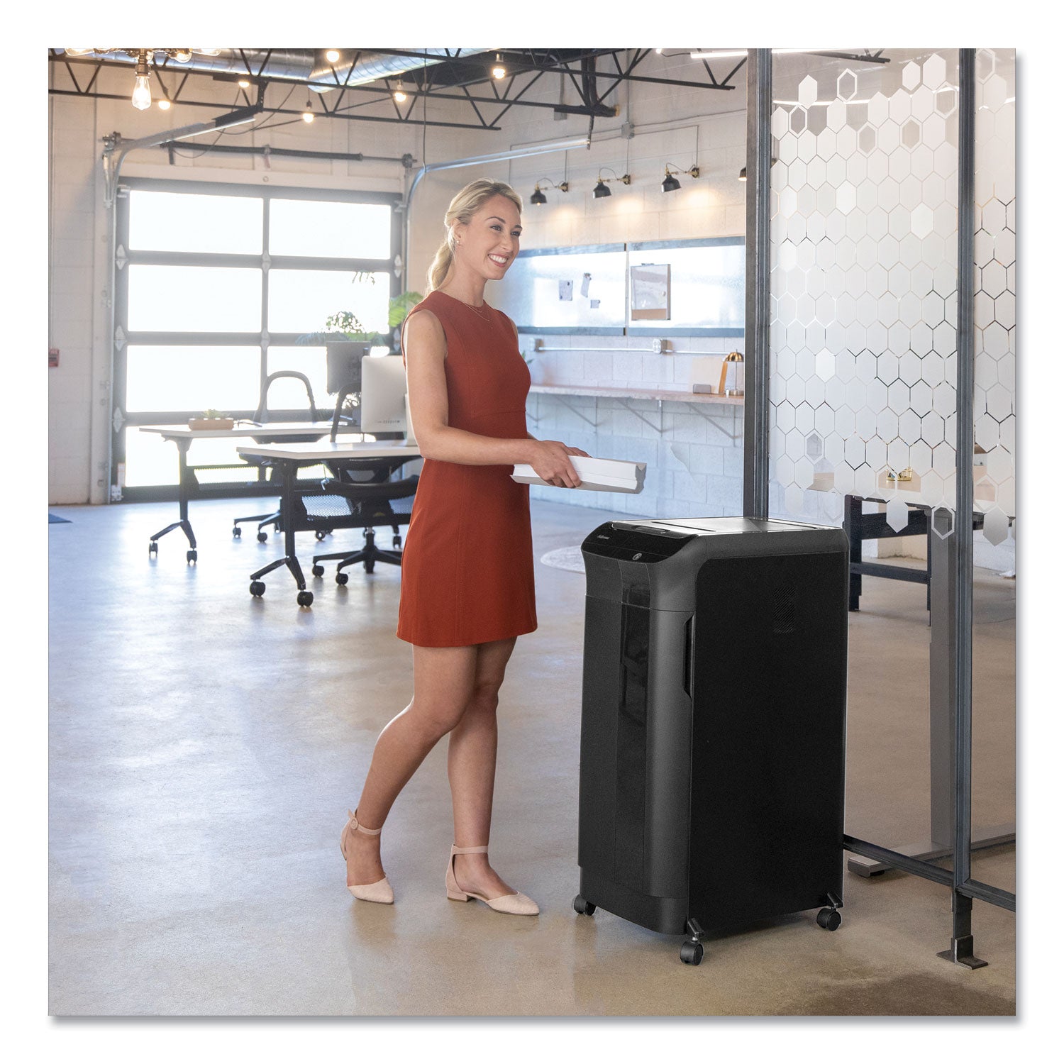 Micro Cut - 600 Per Pass - for shredding Staples, Paper Clip, Paper, Credit Card, Junk Mail - 0.078" x 0.547" Shred Size - P-5 - 9" Throat - 22 gal Wastebin Capacity - Black