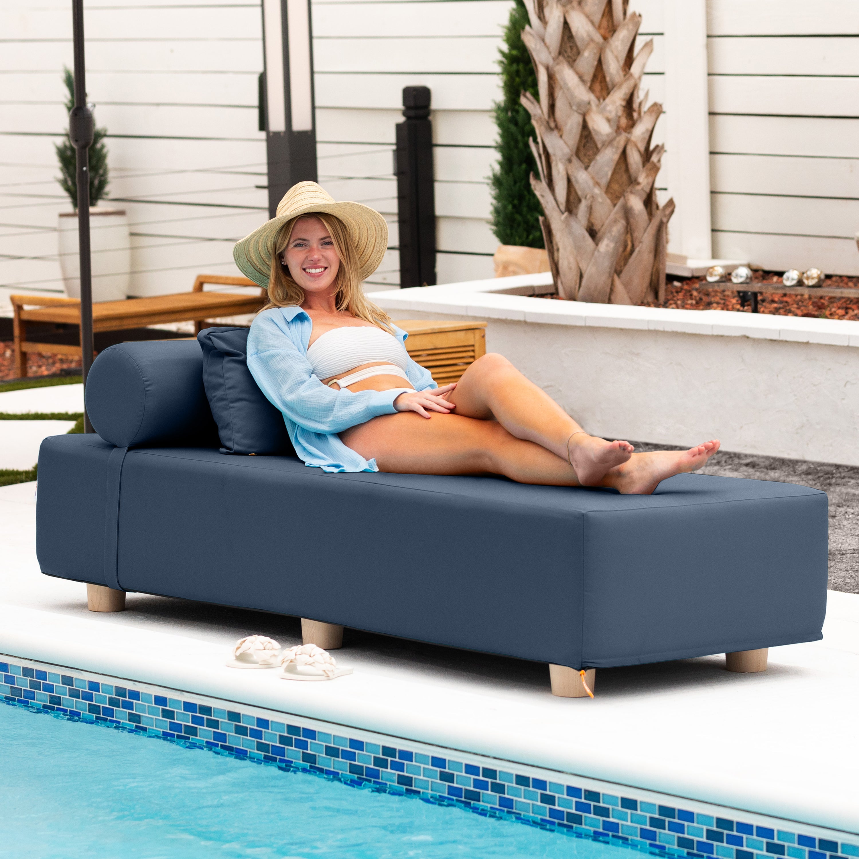 Jaxx Alvy Outdoor Sun Lounger – Luxurious Sunbed with Hevea Wood Feet, Sunbrella Indigo