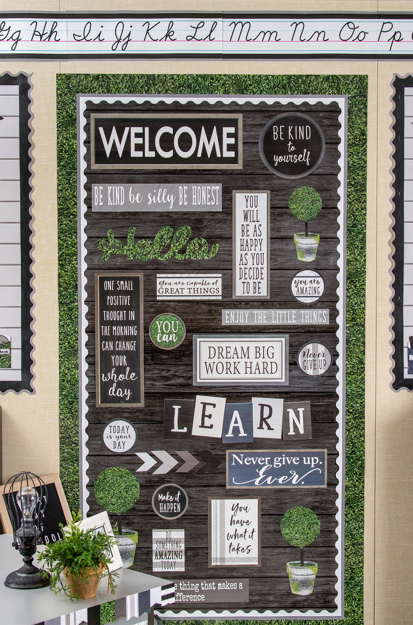 Teacher Created Resources Bulletin Board Roll - Bulletin Board, Poster, Student - 12 ft Height x 48" Width - Black Wood - Fabric - 1 Roll