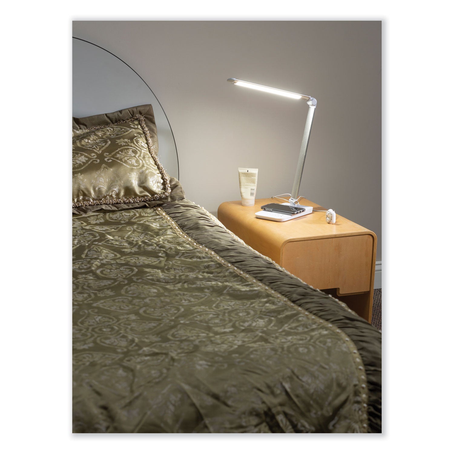 Vamp Led Dsk Lamp Wht W/Chargr