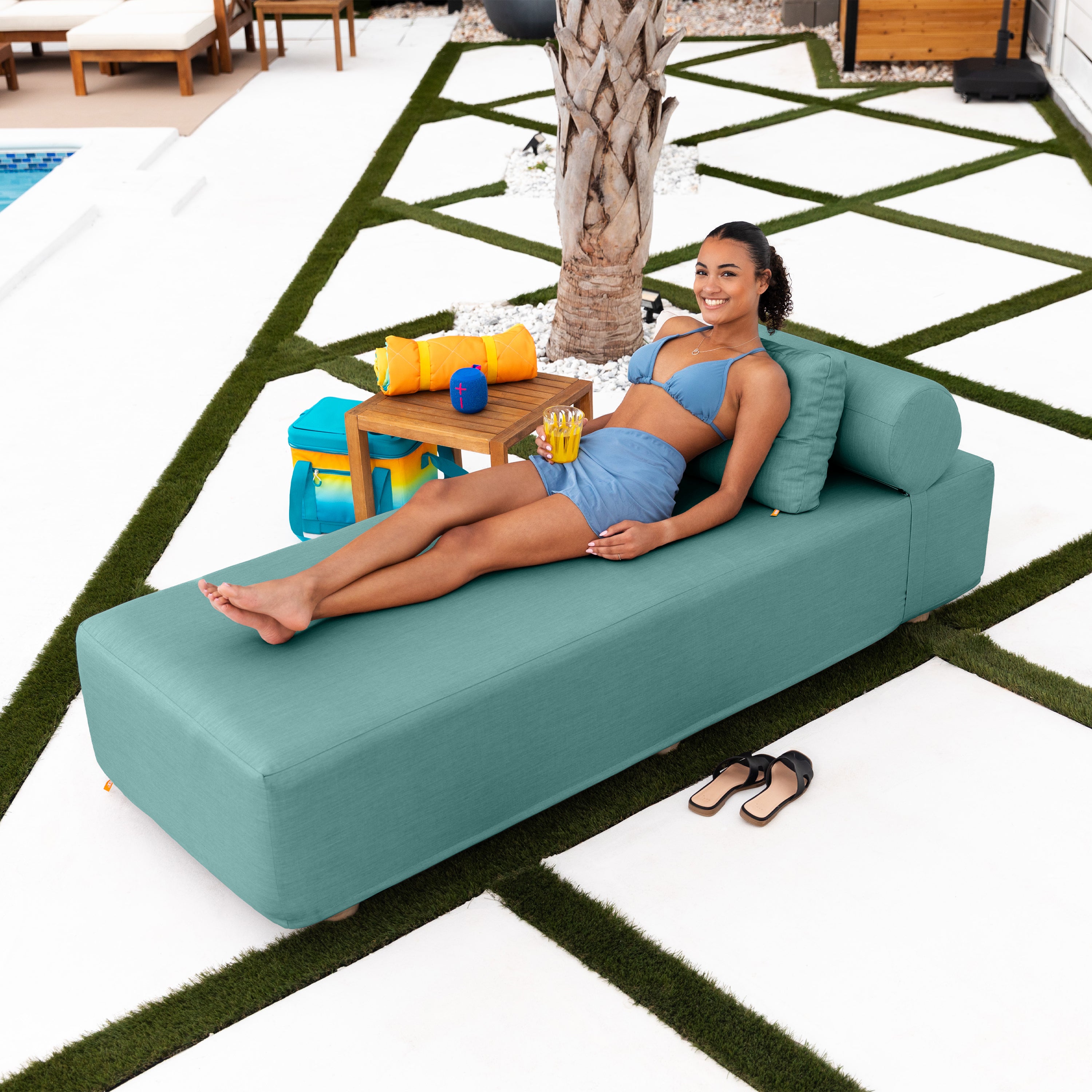 Jaxx Alvy Outdoor Sun Lounger – Luxurious Sunbed with Hevea Wood Feet, Sunbrella Breeze