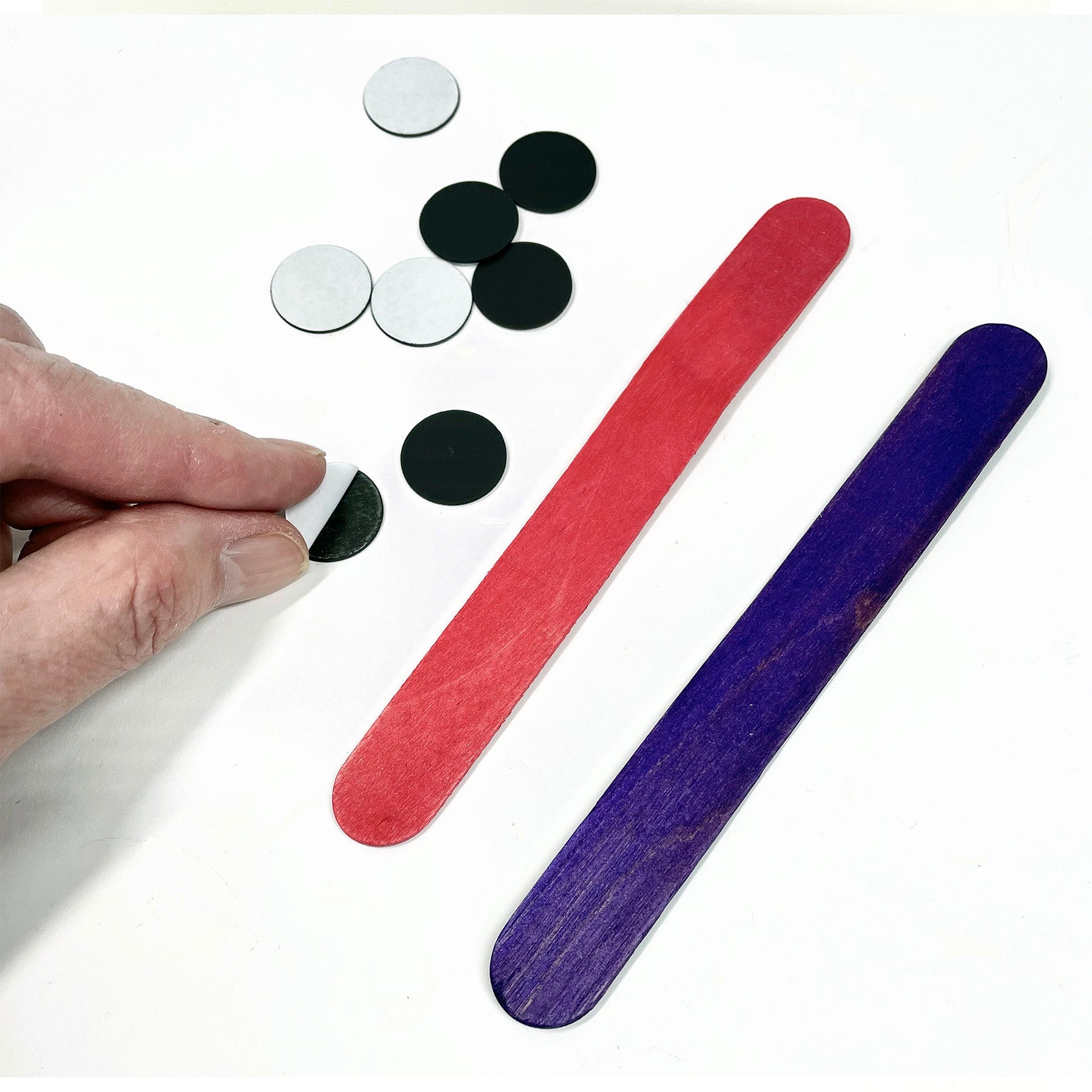 MAGNETIC ADHESIVE DOTS 100CT 3/4IN
