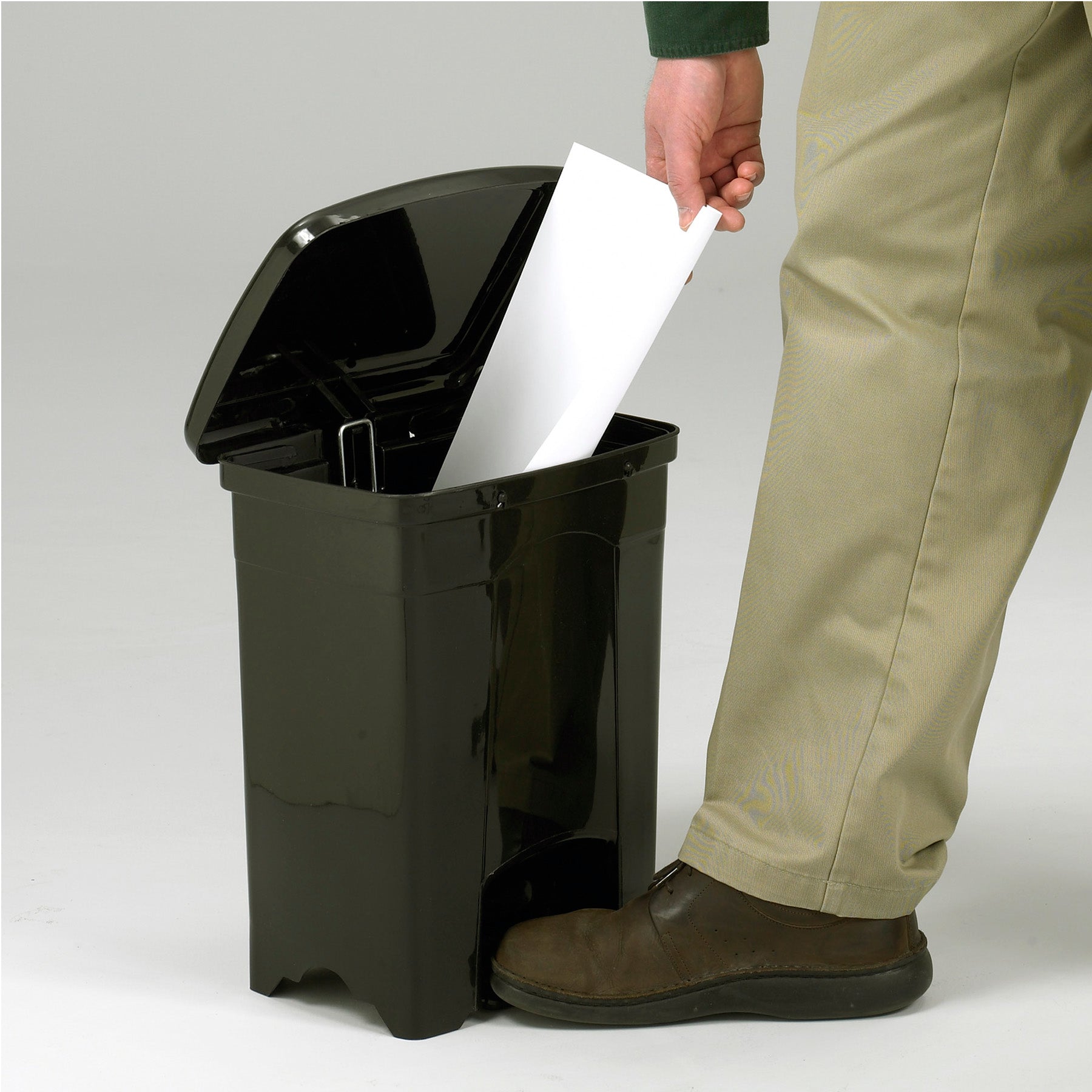 Receptacle P Step On 4Gal Blk