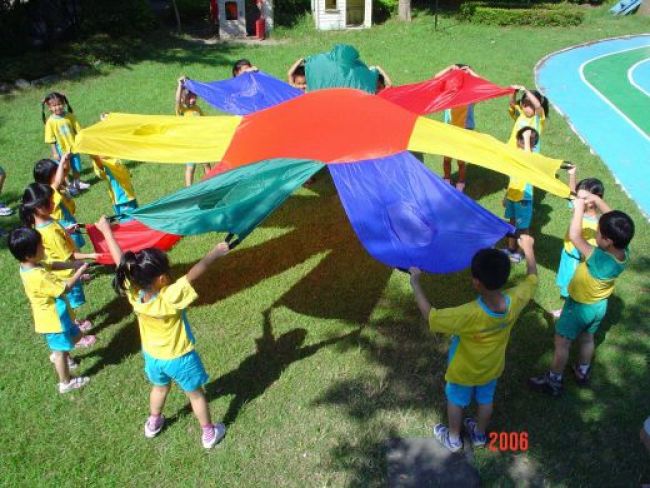 Sunflower Match Game
1 pc 10' Dia. Playchute, 4 pcs of PE Balls, one Vinyl Ball and one Carry Bag