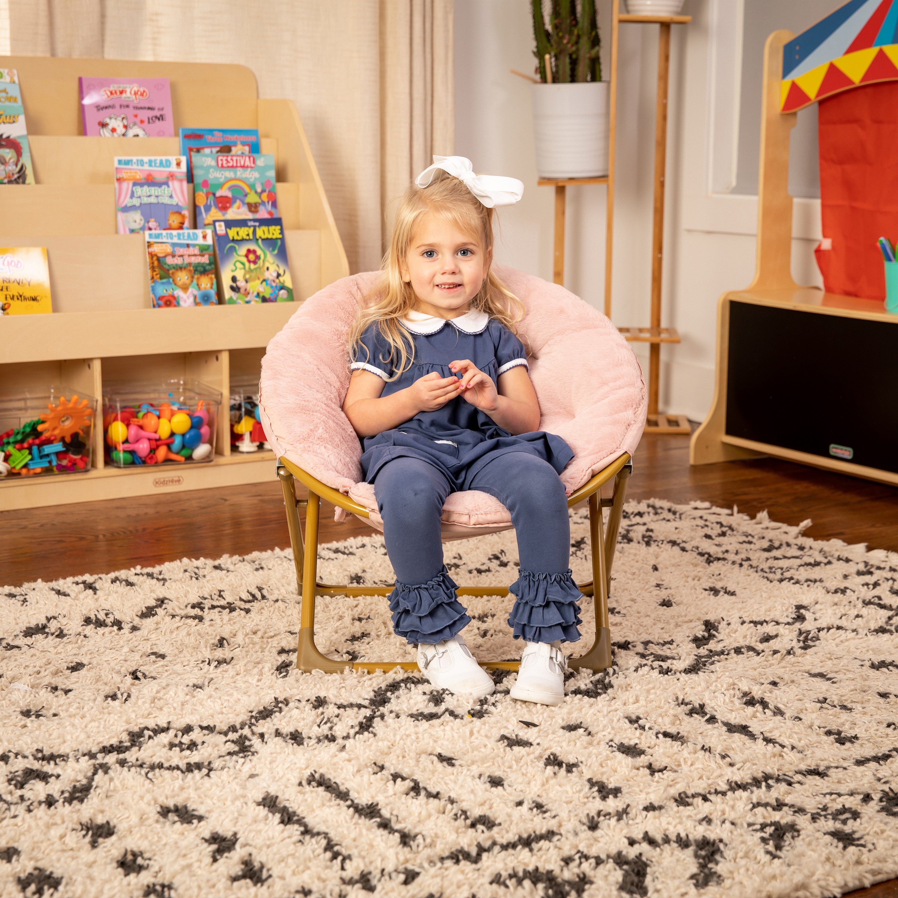 Gwen 23" Kids Cozy Mini Folding Saucer Chair, Faux Fur Moon Chair for Toddlers and Bedroom, Blush/Soft Gold