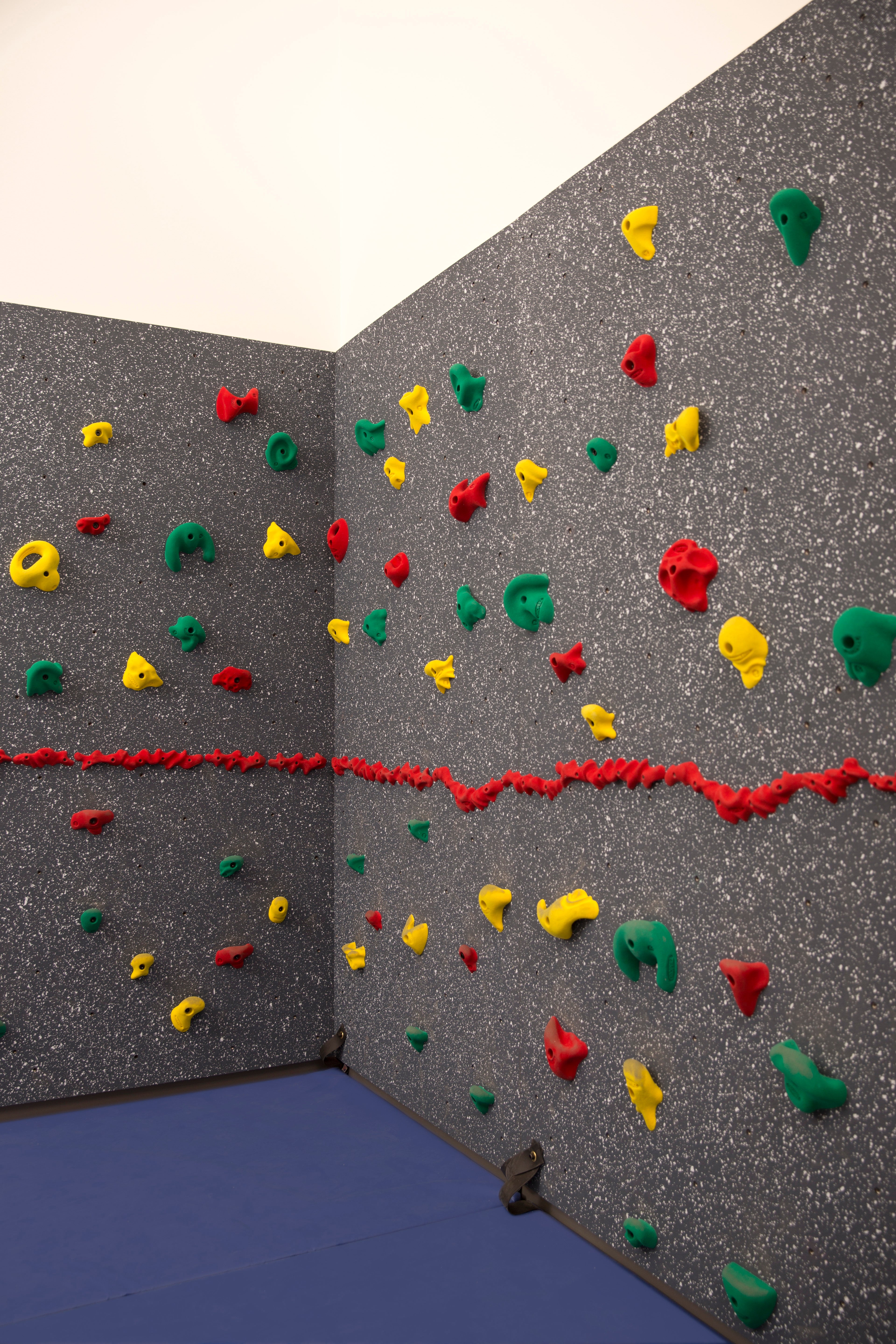 8' H MAGNA TRAVERSE WALLS - 10'H x 4'L - Package with 3"W Mats