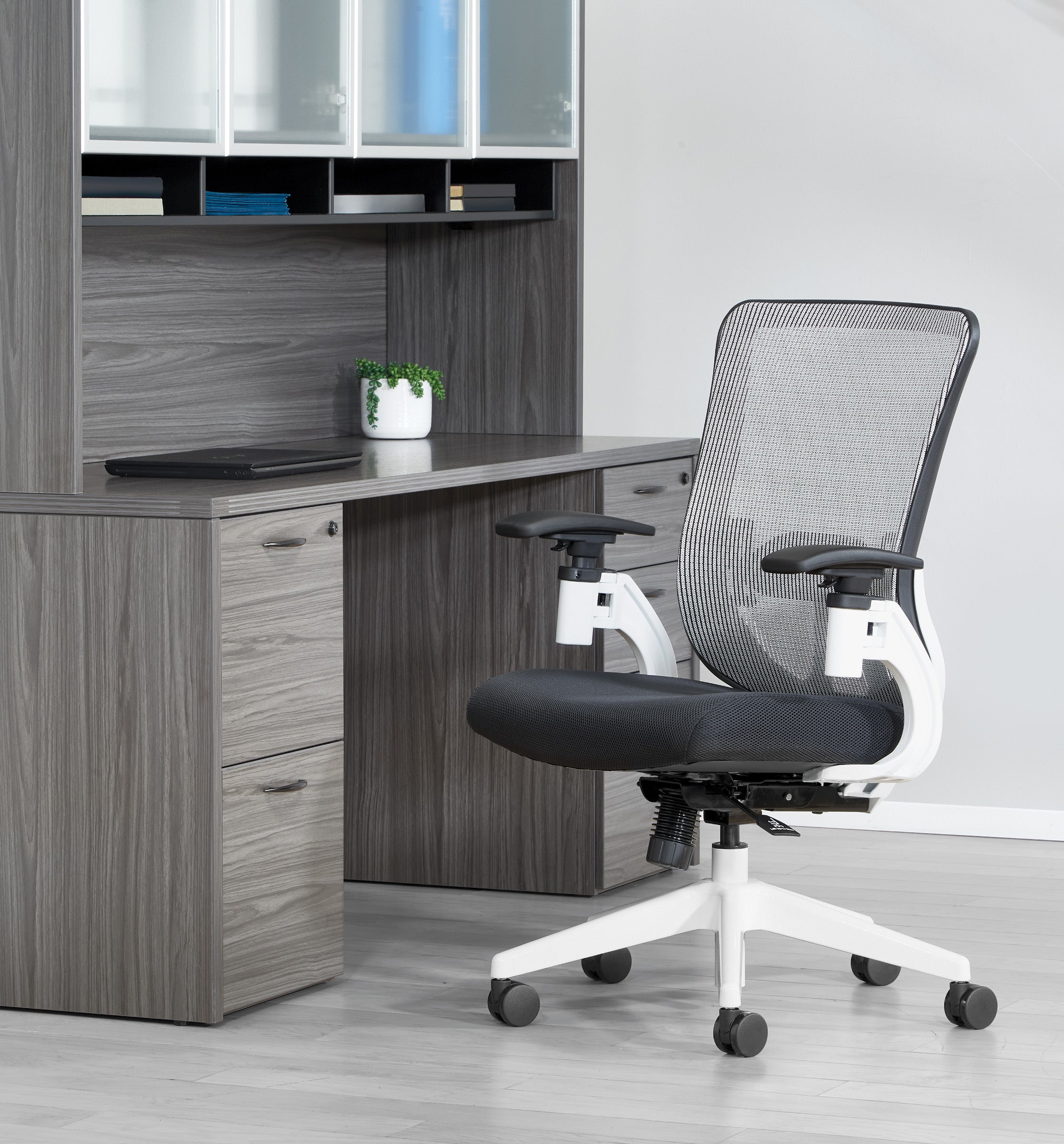 Vertical Mesh Back Managers Chair - White/Black