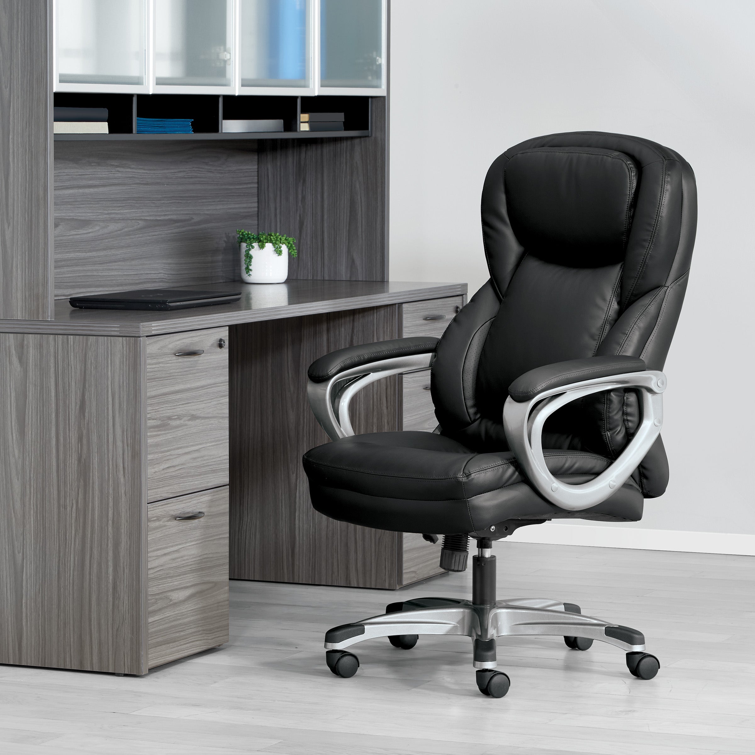 Exec Bonded Lthr Office Chair - Black / Titanium