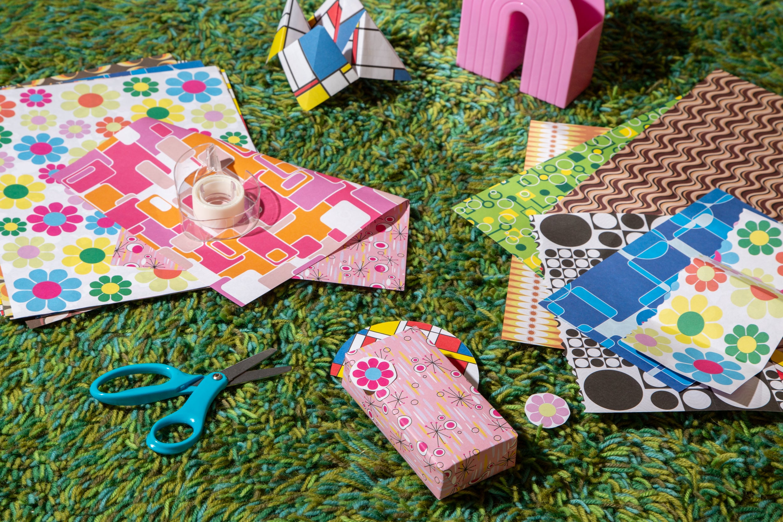 Retro Pop Paper  32 sheets