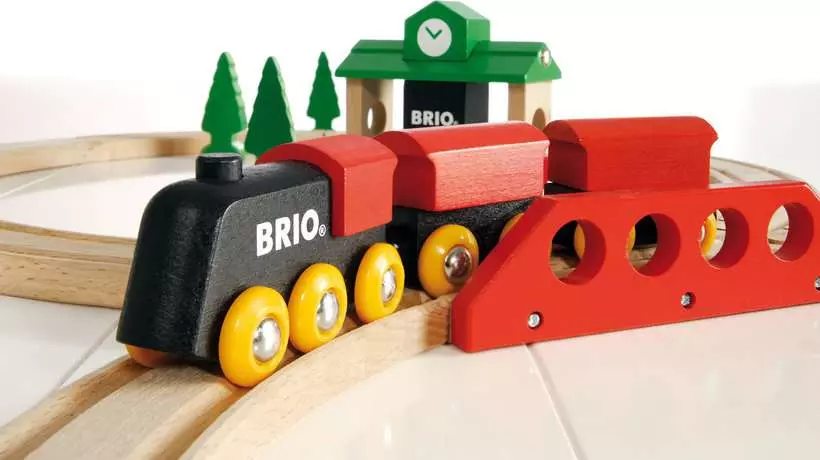 Classic Figure 8 Set - Toy Train Set with Accessories and Wooden Tracks, 22 Pieces