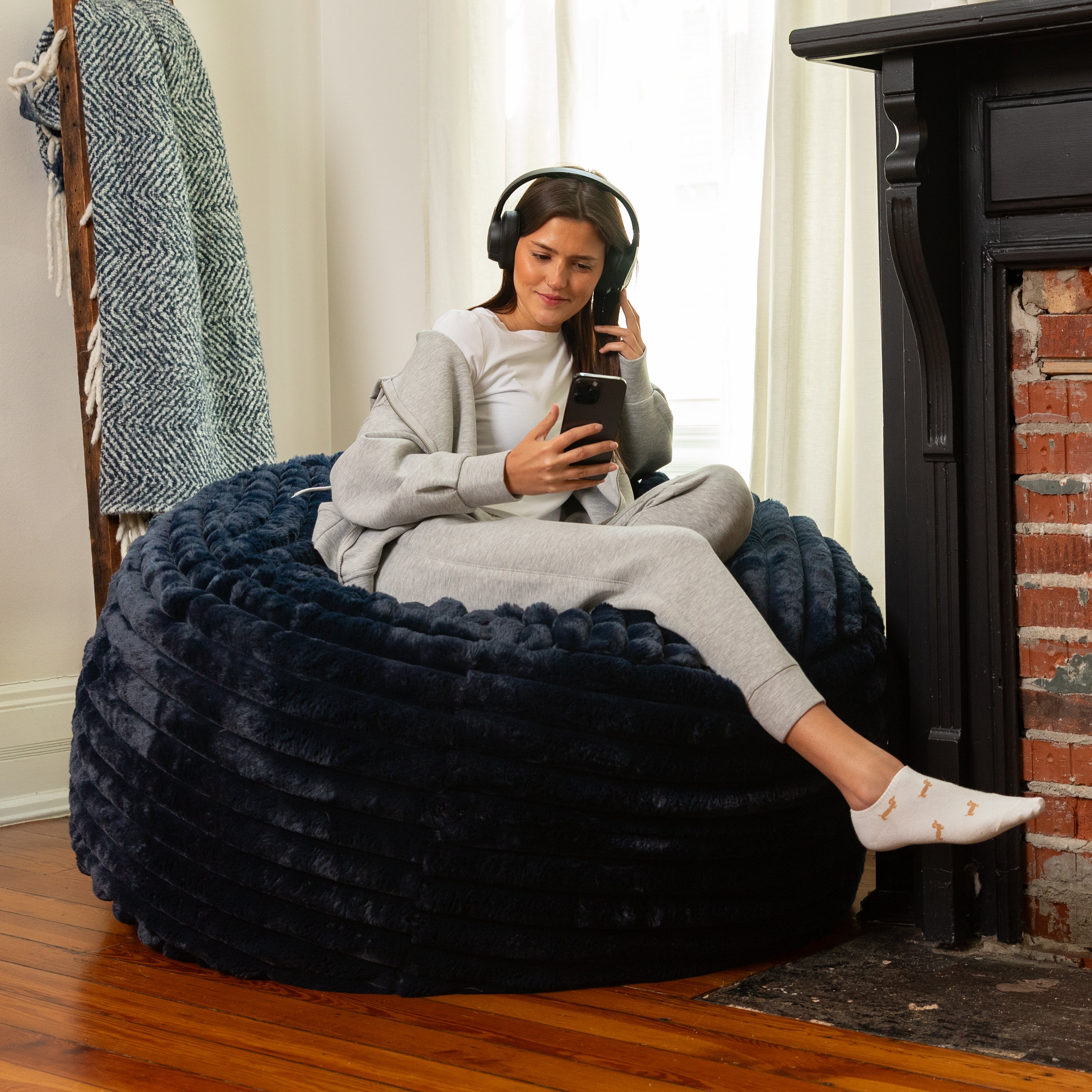 Jaxx Saxx 4ft - Large Round Bean Bag for Adults - Made in the USA - Luxuriously Soft Plush Faux Fur, Midnight Blue