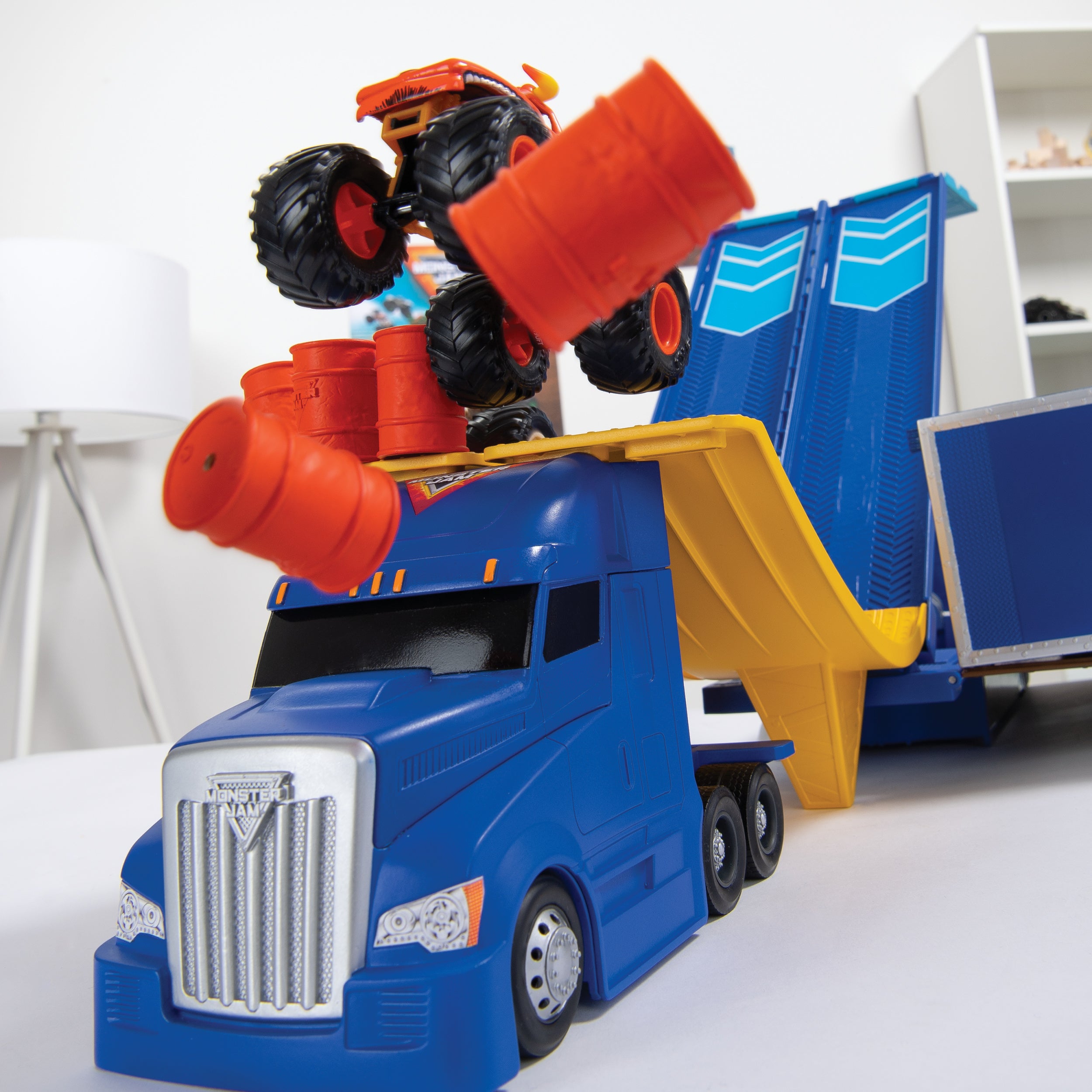 Monster Jam, Transforming Hauler Playset and Storage with Exclusive El Toro Loco Monster Truck, 1:64 Scale, Kids Toys for Boys and Girls Ages 4 and Up