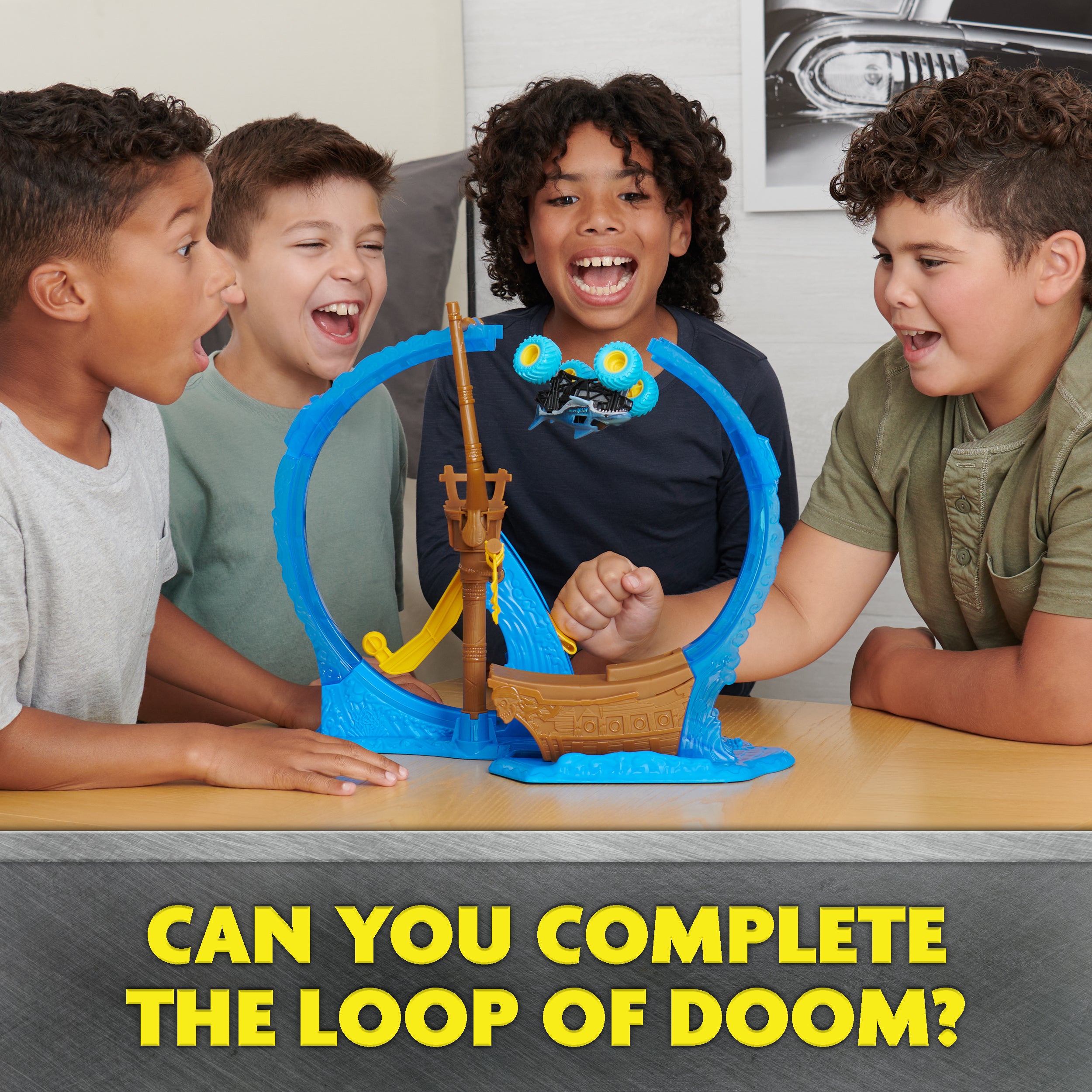 Monster Jam, Megalodon Loop of Doom Stunt Playset with Exclusive 1:64 Scale Die-Cast Monster Truck for Kids Toys for Boys Ages 3 4 5 6 and up