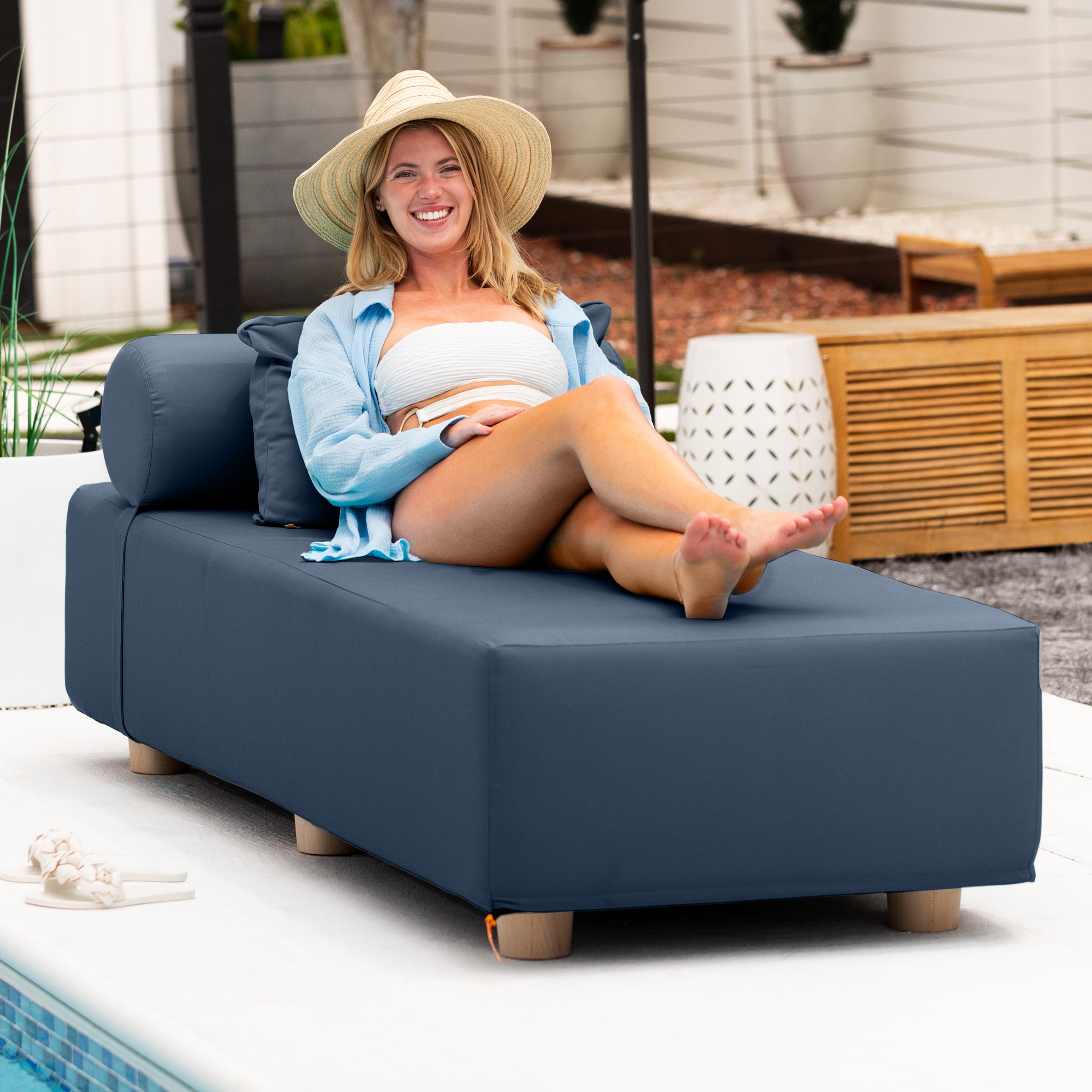 Jaxx Alvy Outdoor Sun Lounger – Luxurious Sunbed with Hevea Wood Feet, Sunbrella Indigo