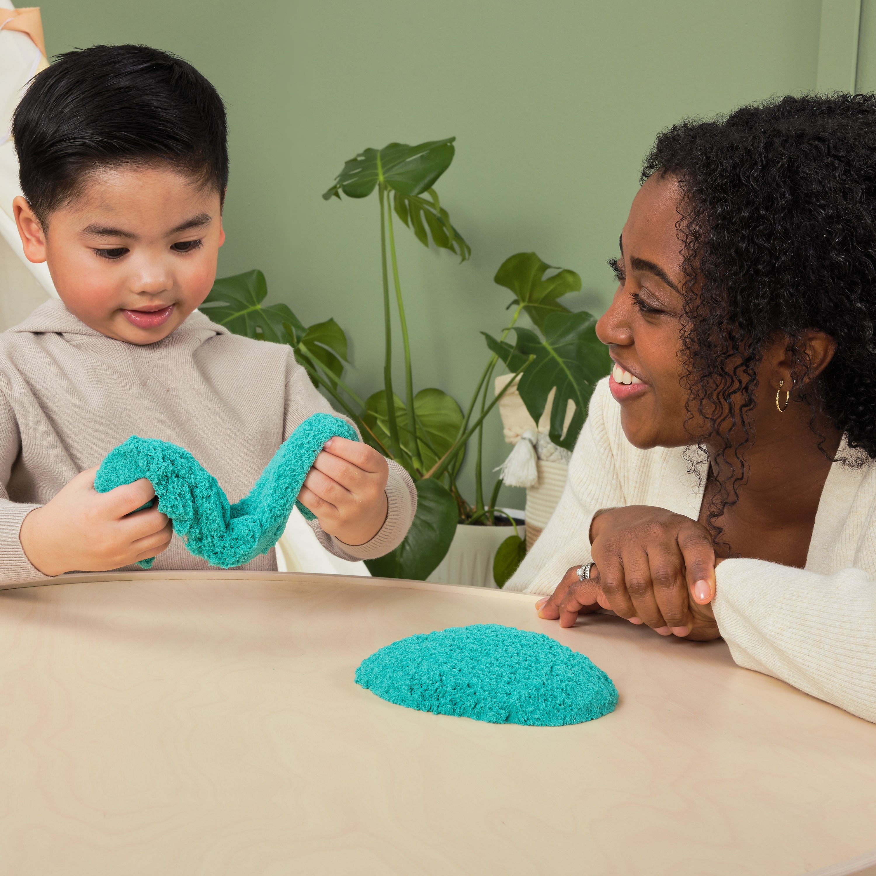 Kinetic Sand, Twinkly Teal 2lb Bag of All-Natural Shimmering Play Sand for Squishing, Mixing and Molding, Sensory Toys for Kids Ages 3 and up