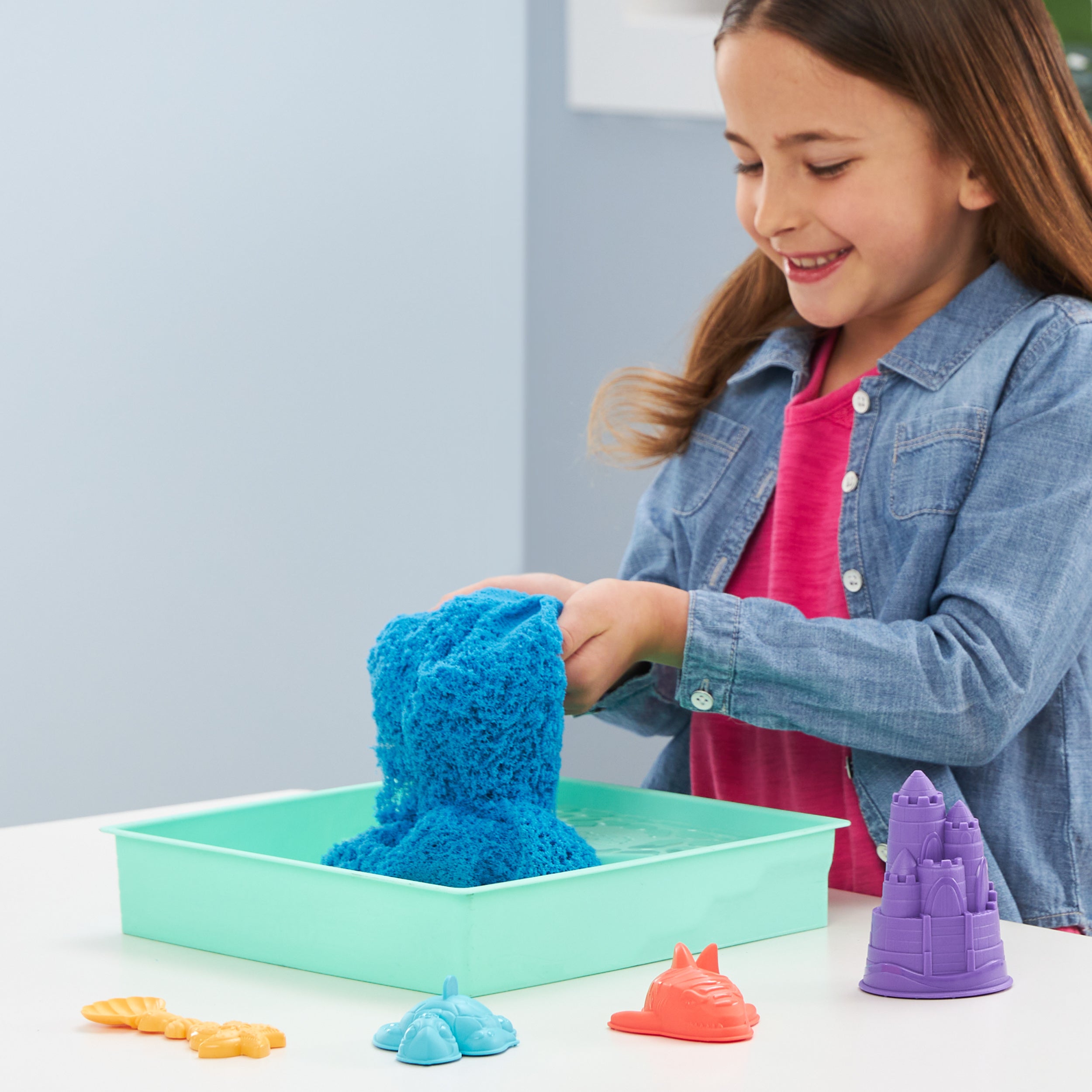 Kinetic Sand Sandbox Set, 1lb Play Sand, Sandbox Storage, 4 Molds and Tools, Sensory Toys for Kids Ages 3+ Styles May Vary