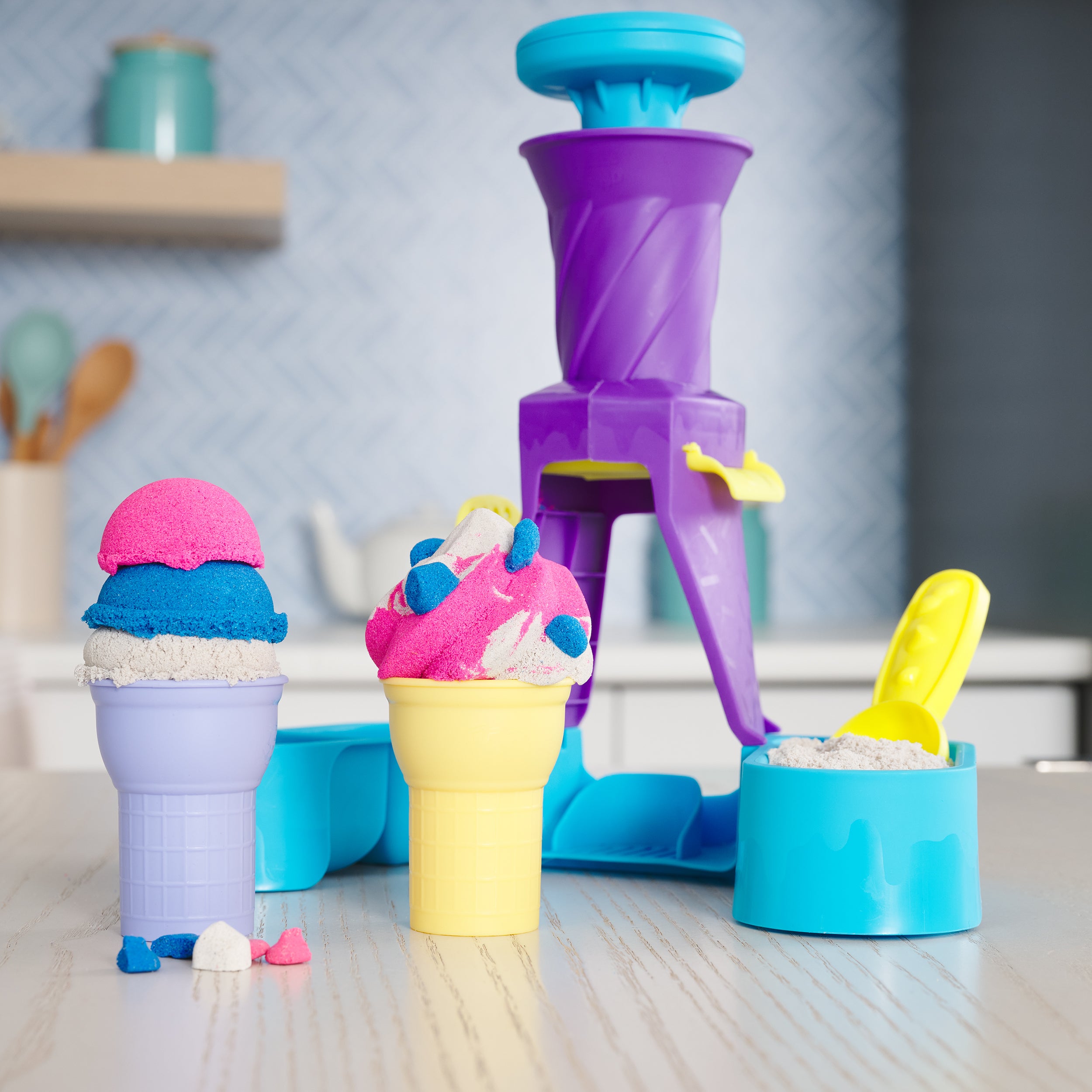 Kinetic Sand, Soft Serve Station with 14oz Play Sand Blue, Pink & White, 2 Ice Cream Cones & 2 Tools, Sensory Toys for Kids Ages 5 and up