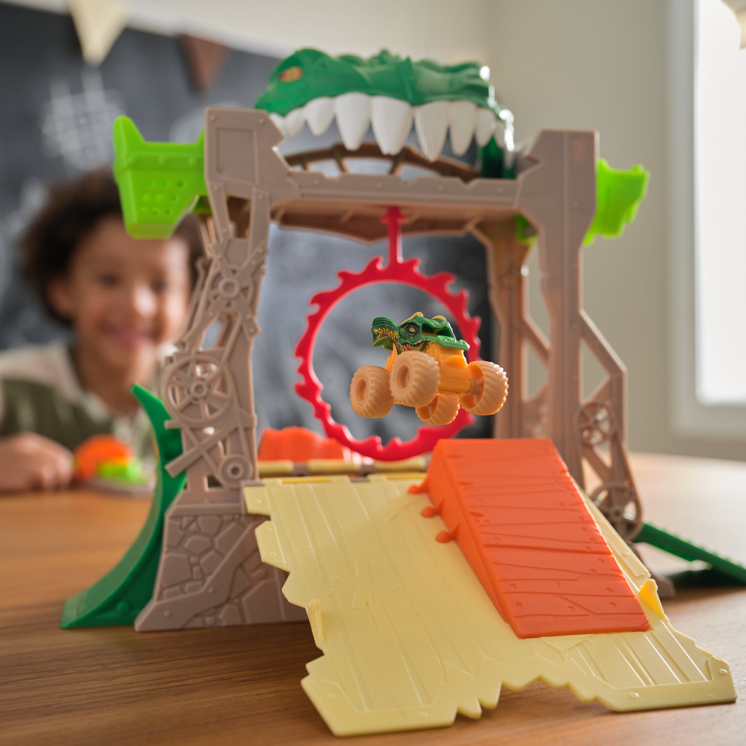 Monster Jam, Dragon Dungeon of Doom Playset, Mini Jams, Exclusive Die-Cast Dragon Monster Truck 1:87 Scale, Kids Toys for Boys Ages 3 and Up