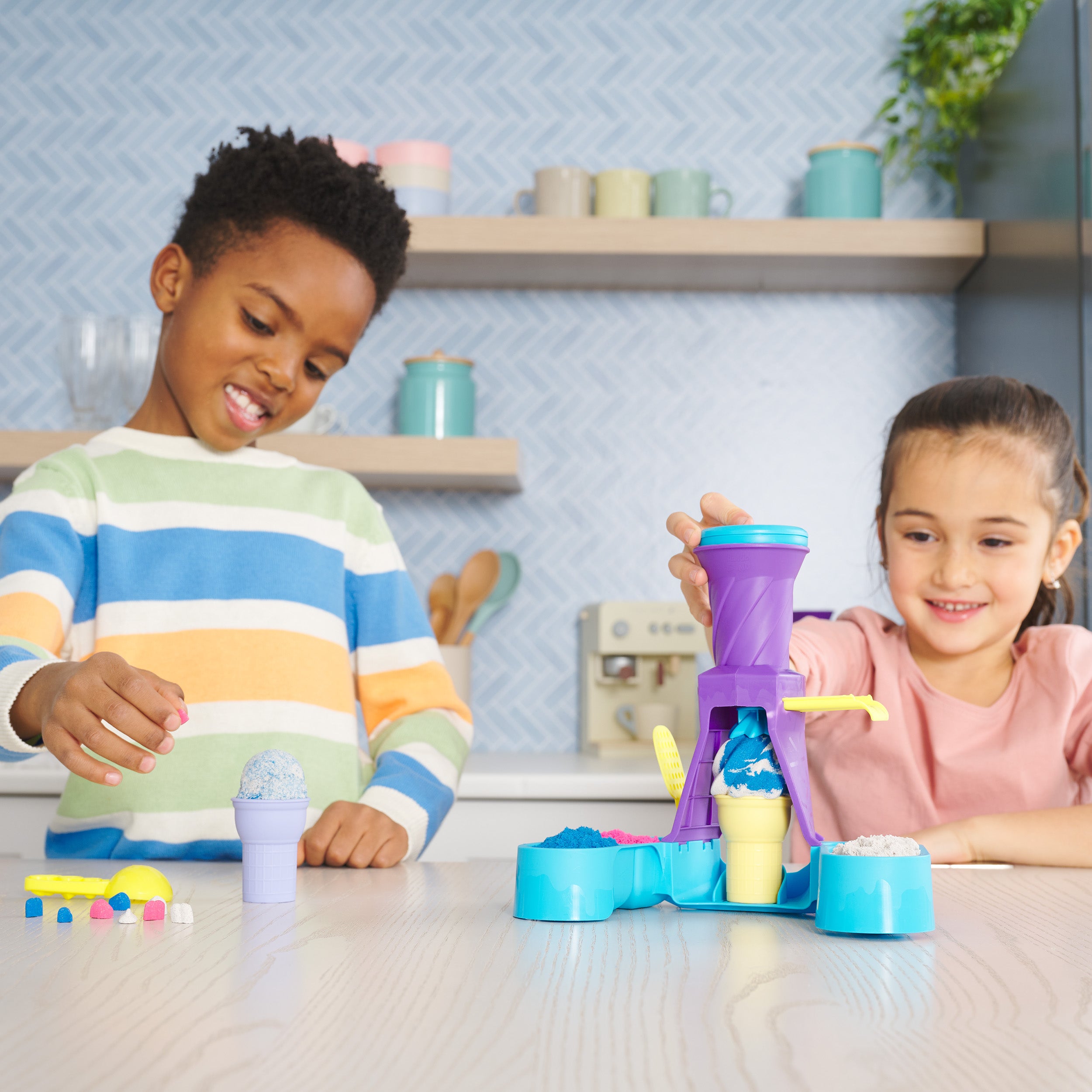 Kinetic Sand, Soft Serve Station with 14oz Play Sand Blue, Pink & White, 2 Ice Cream Cones & 2 Tools, Sensory Toys for Kids Ages 5 and up