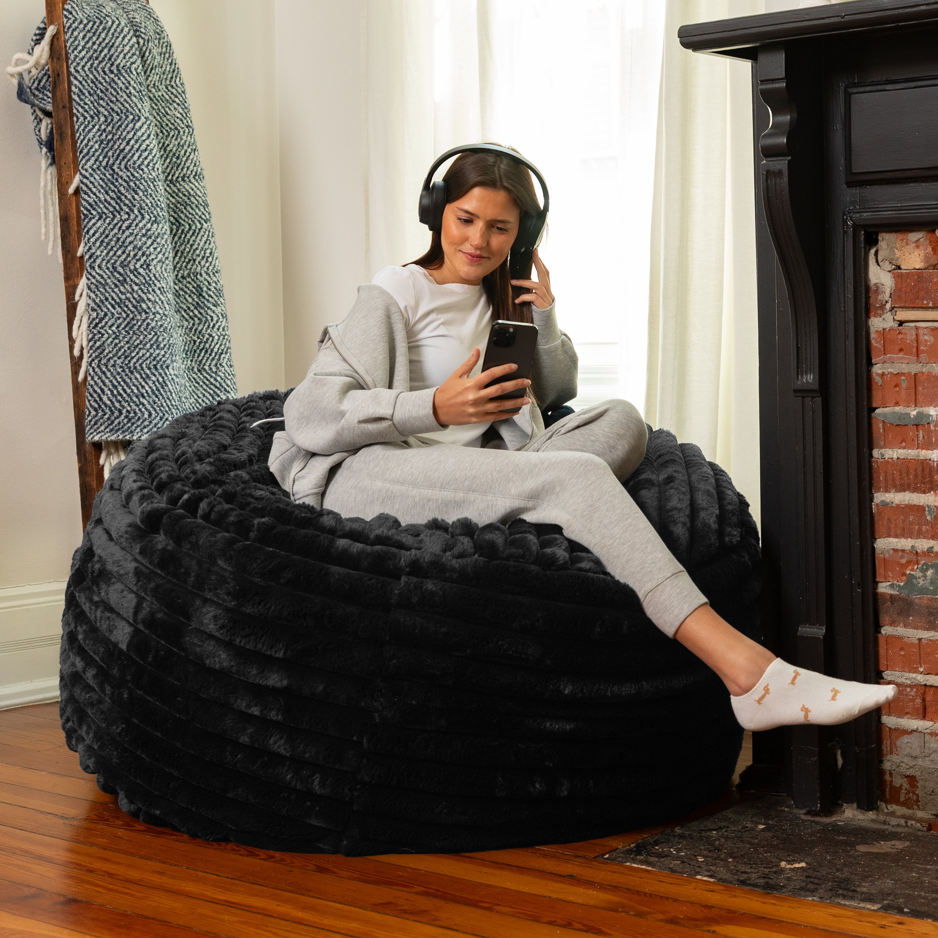 Jaxx Saxx 4ft - Large Round Bean Bag for Adults - Made in the USA - Luxuriously Soft Plush Faux Fur, Black