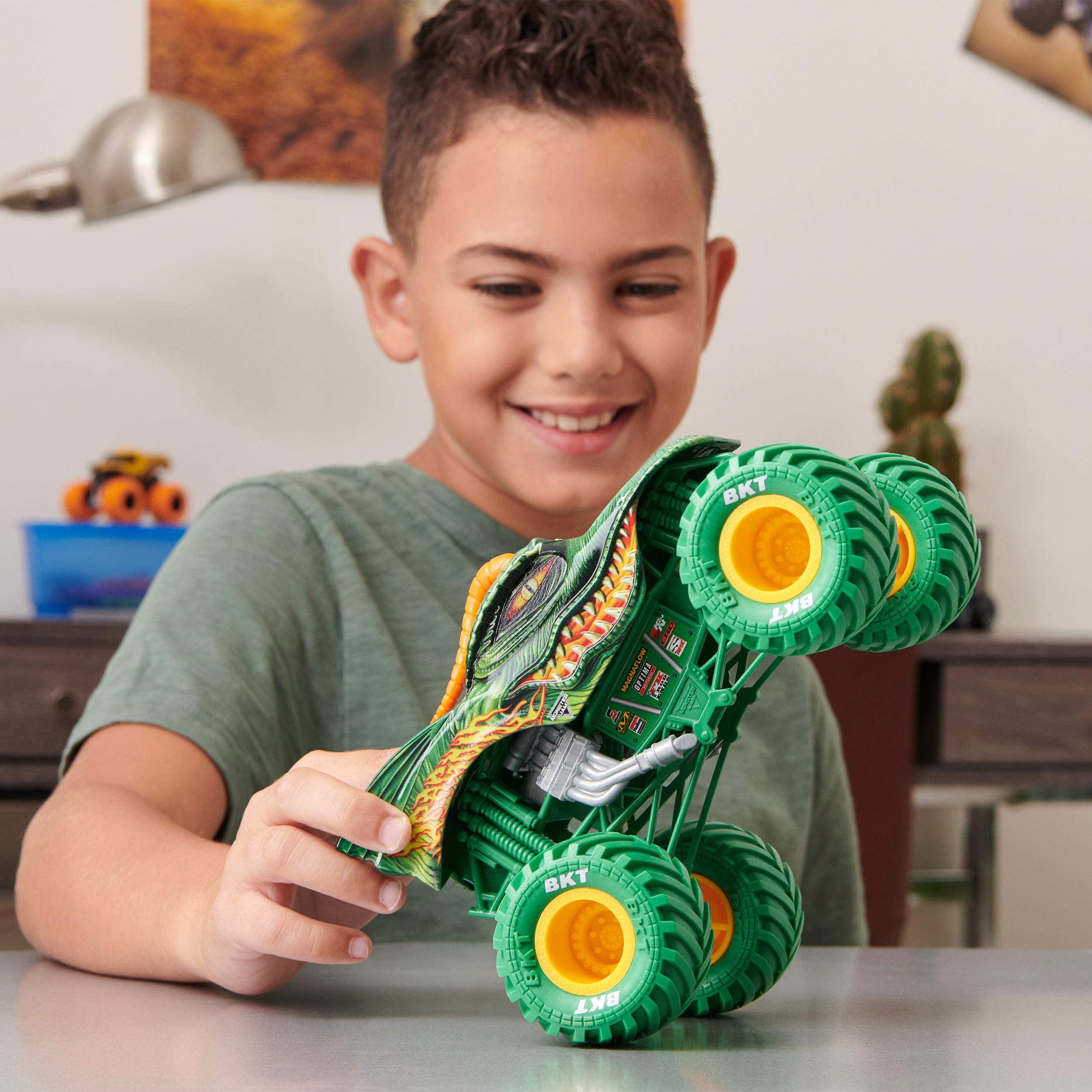 Monster Jam, 1-24 Scale Monster Truck, Collector Die-Cast Vehicle Styles May Vary