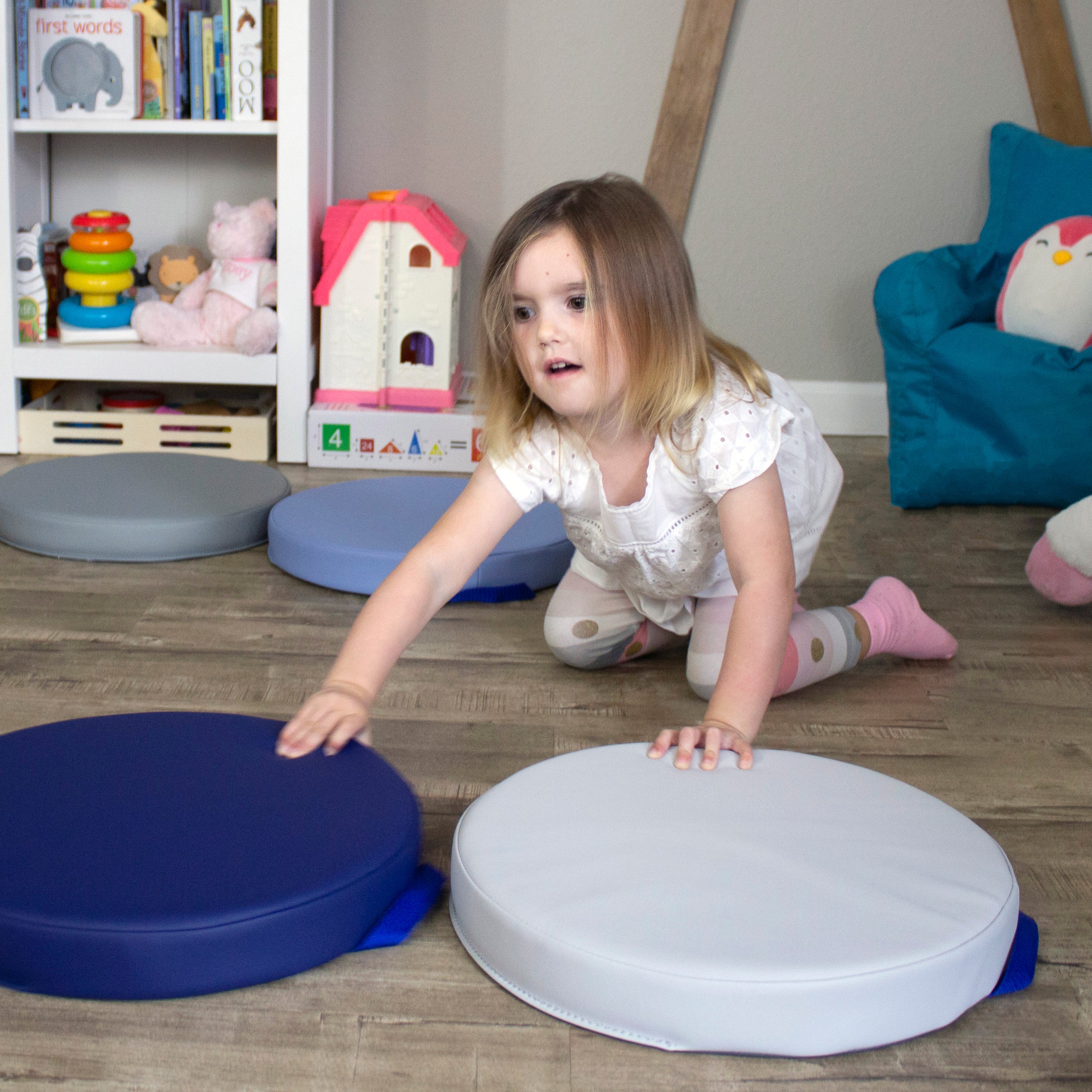 SoftScape 15" Round Floor Cushions, 4-Piece - Navy/Powder Blue