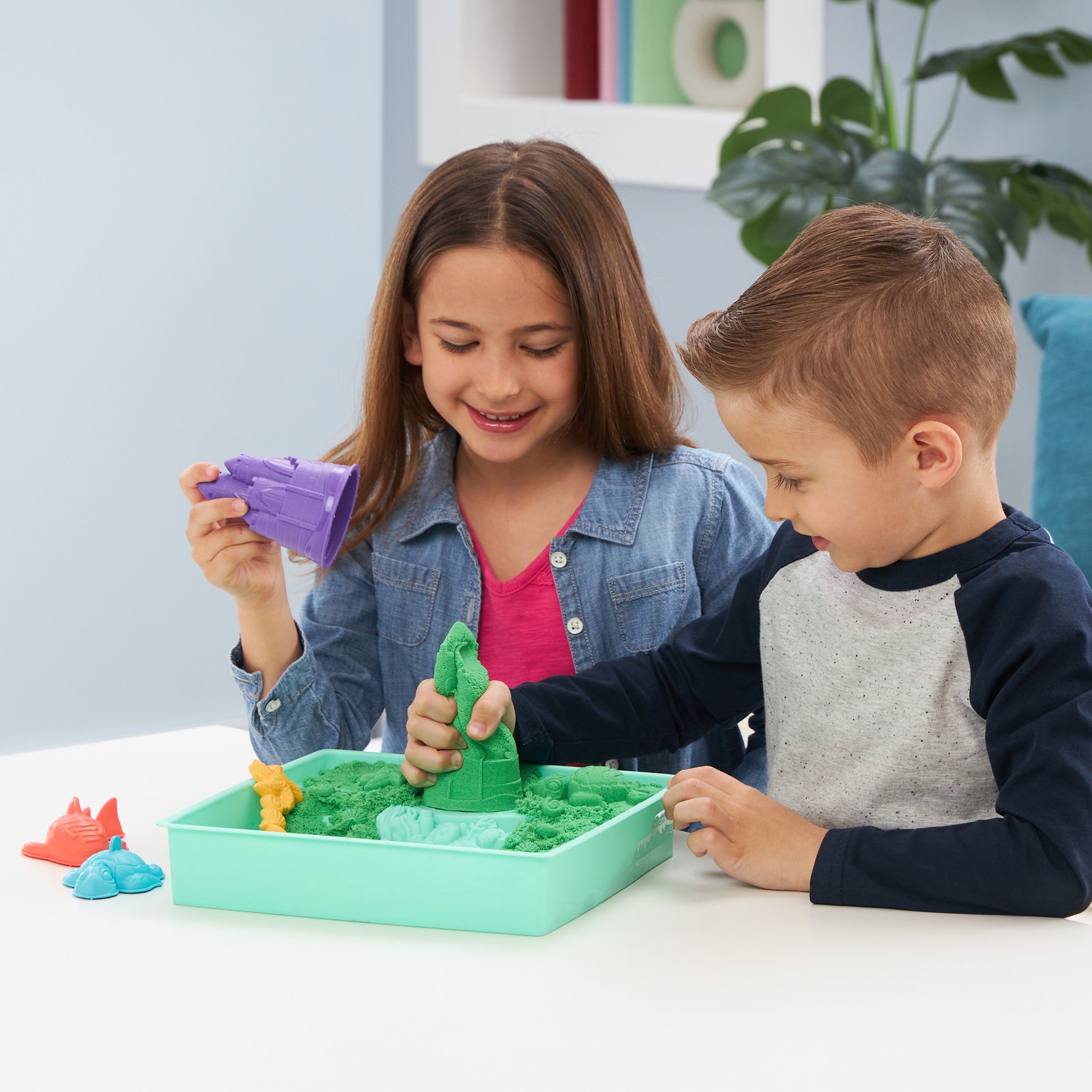 Kinetic Sand Sandbox Set, 1lb Play Sand, Sandbox Storage, 4 Molds and Tools, Sensory Toys for Kids Ages 3+ Styles May Vary