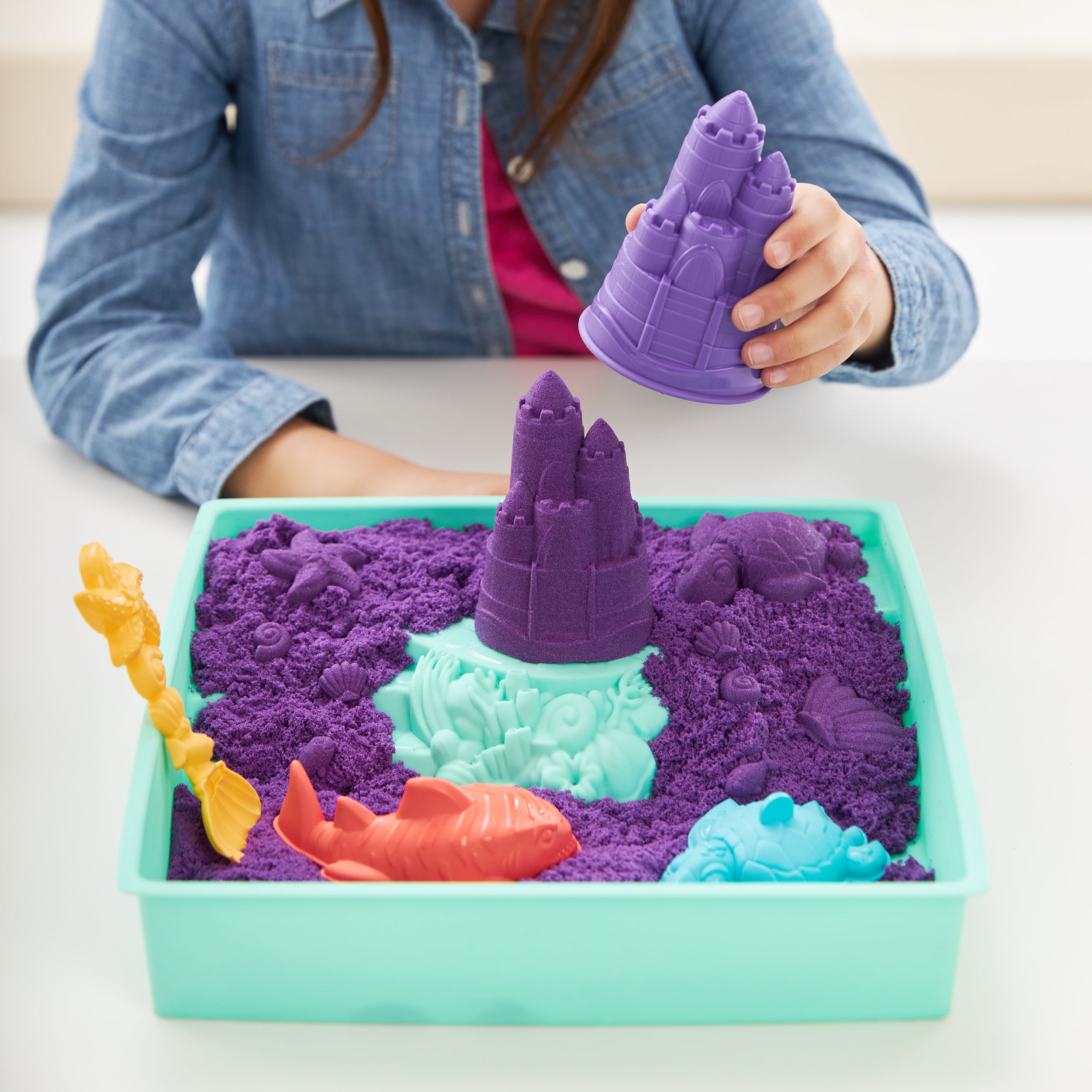 Kinetic Sand Sandbox Set, 1lb Play Sand, Sandbox Storage, 4 Molds and Tools, Sensory Toys for Kids Ages 3+ Styles May Vary