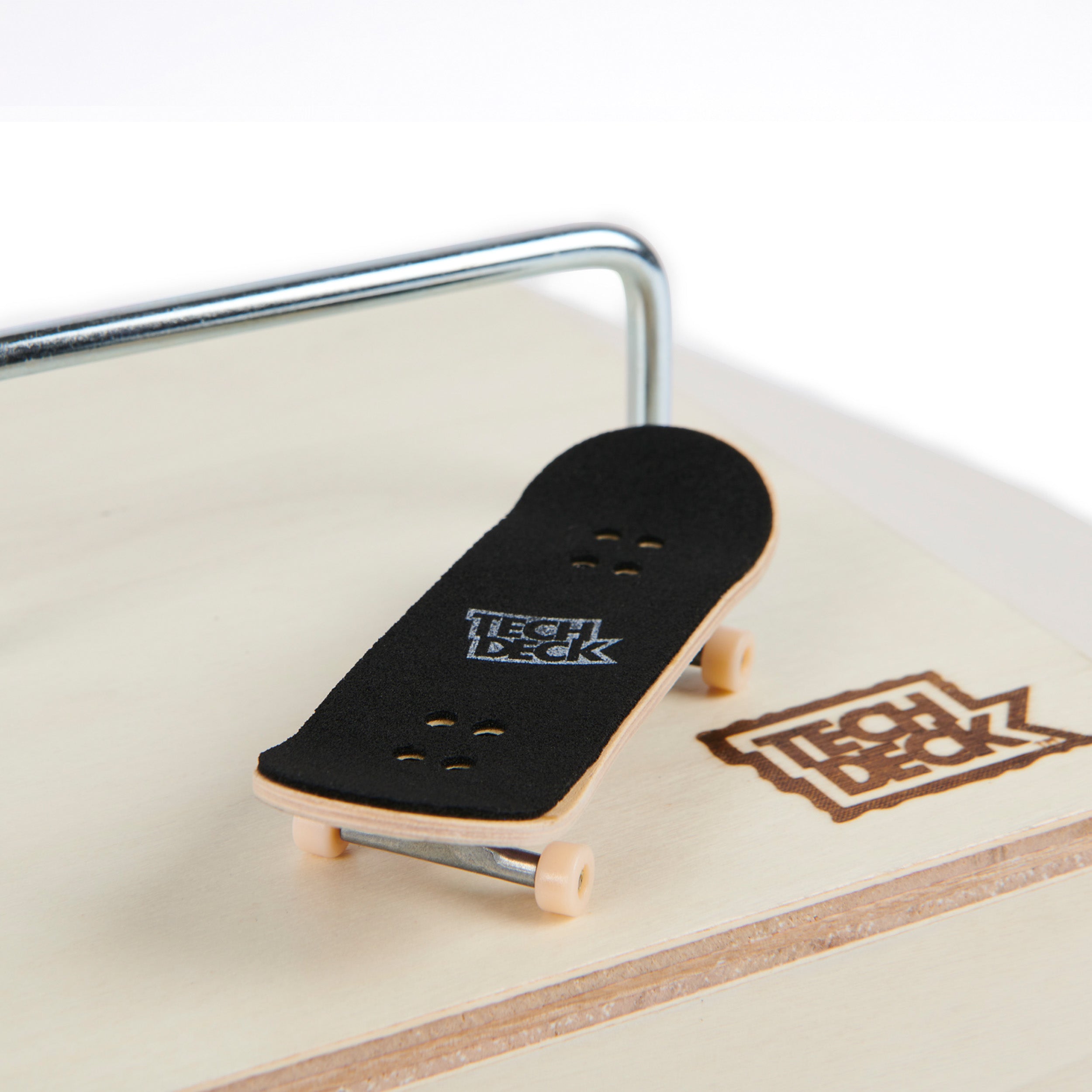 Tech Deck Performance Series, Shred Pyramid Set with Metal Rail and Exclusive Blind Fingerboard, Made with Real Wood, Kids Toy for Boys and Girls Ages 6 and up