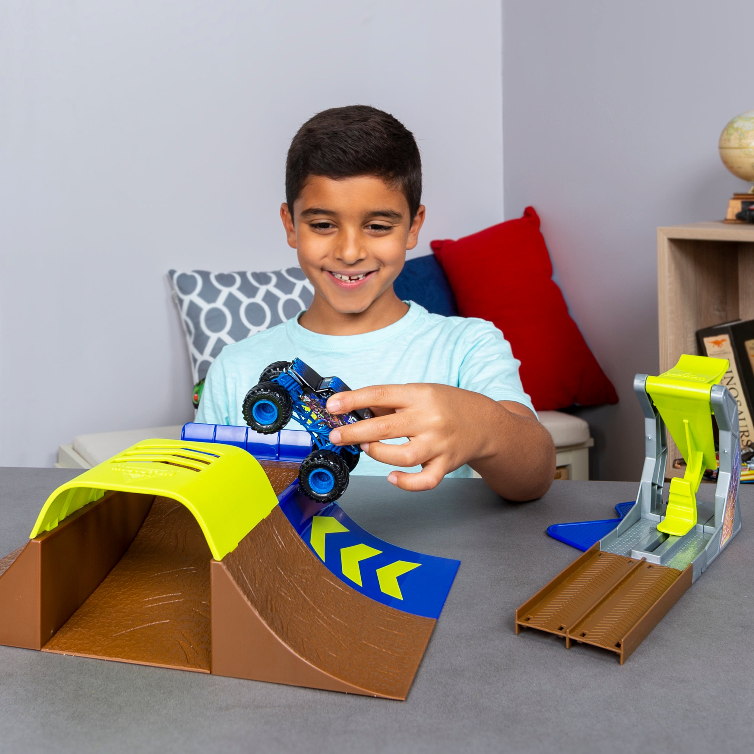 Master Carton Monster Jam 1to64VehiclePlayset Assortment 3pkM01