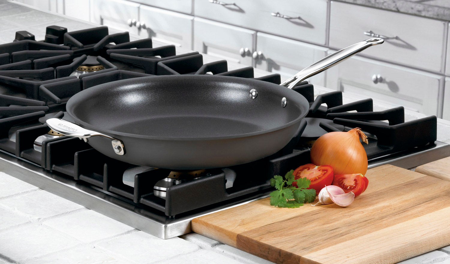 Chef’s Classic ™ Nonstick Hard Anodized 12” Skillet