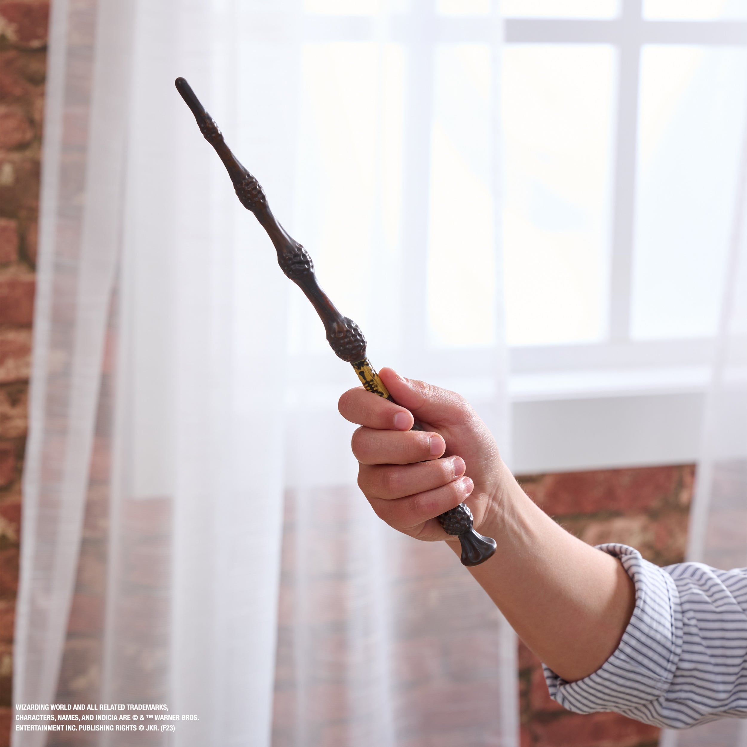 Wizarding World Harry Potter, 12-inch Magical Collector Albus Dumbledore Wand with Stand & Die-cast Icon, Magical Creatures, Accessory for Halloween Costumes