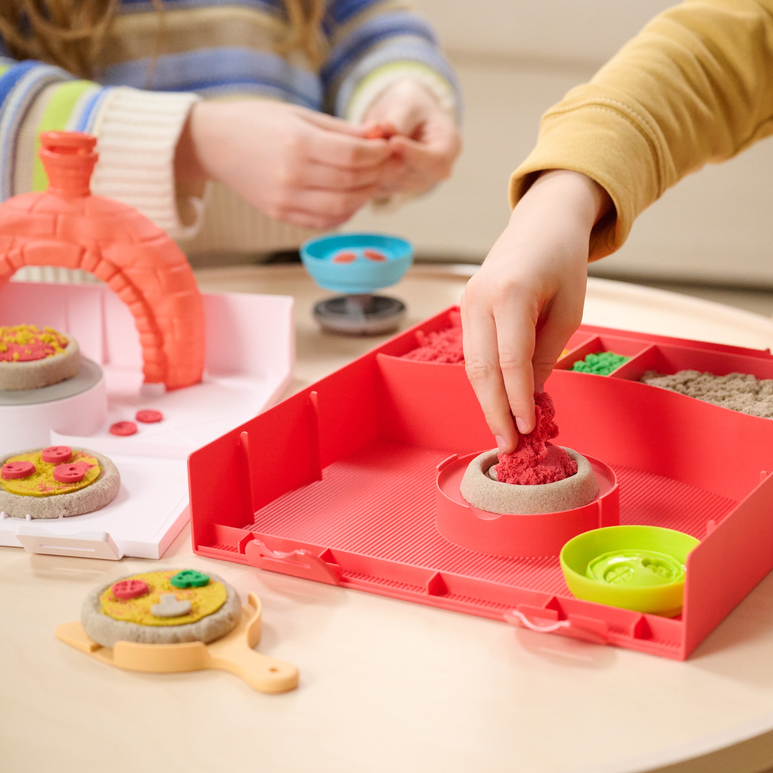 Kinetic Sand, SquishPizza Rising Pizza Oven Playset with 1lb Play Sand & 5 Tools, Play Food Arts & Crafts Kids Toys for Girls & Boys Ages 5 and up