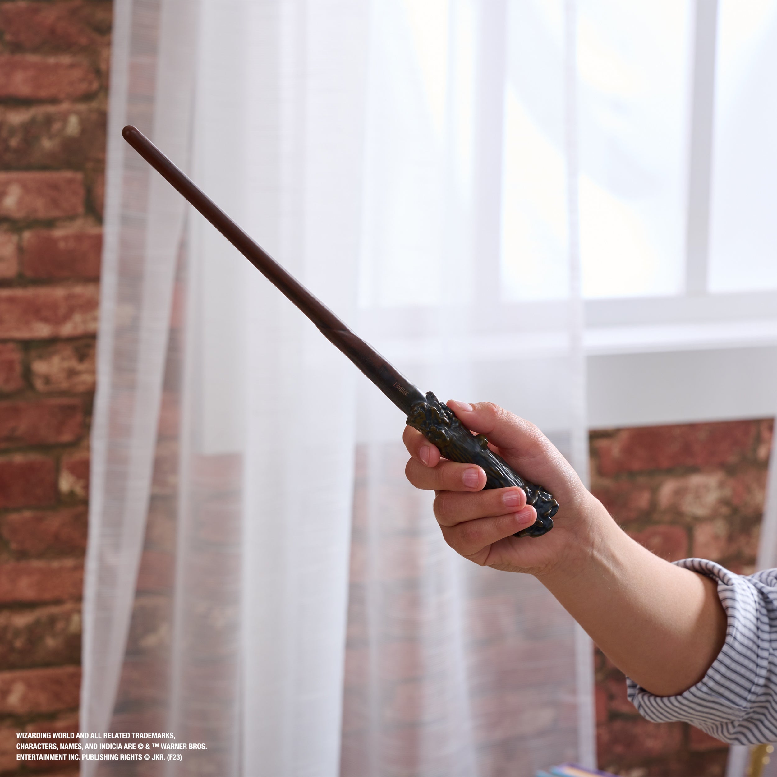 Wizarding World Harry Potter, 12-inch Magical Collector Harry Potter Wand with Stand & Die-cast Icon, Magical Creatures, Accessory for Halloween Costumes
