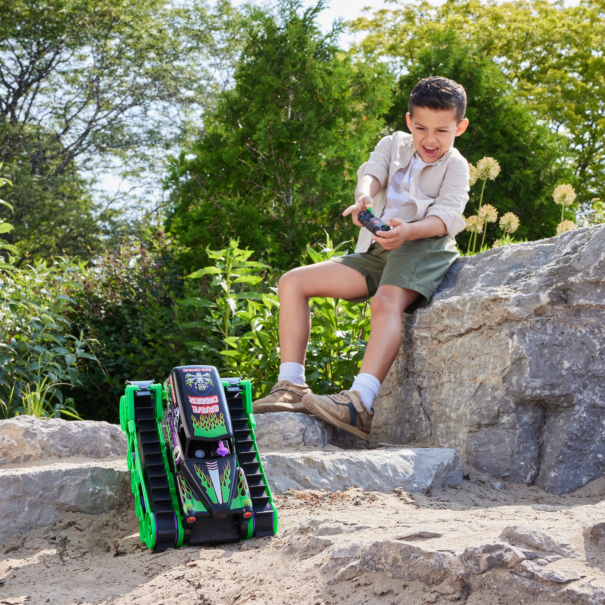 Monster Jam, Official Grave Digger Trax All-Terrain Remote Control Outdoor Vehicle,  1:15 Scale, Kids Toys for Boys and Girls Ages 4 and Up