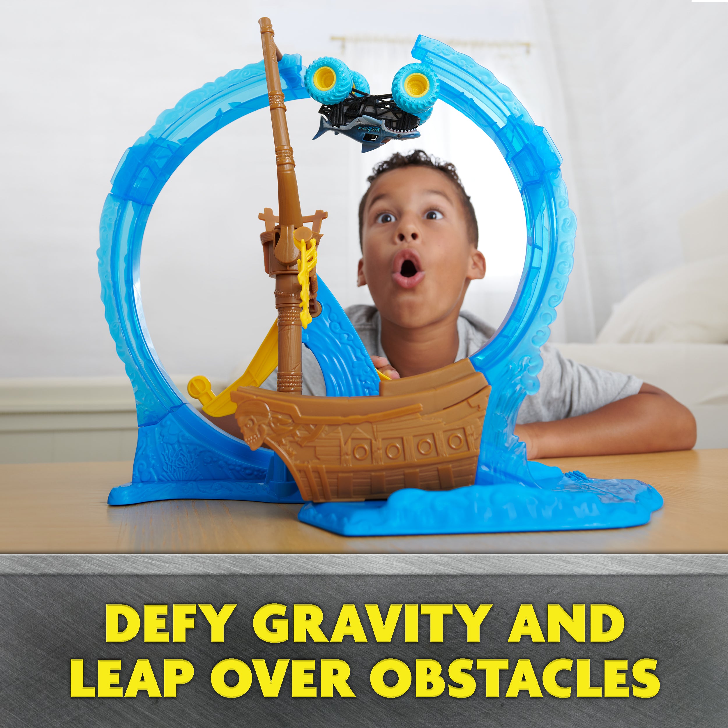 Monster Jam, Megalodon Loop of Doom Stunt Playset with Exclusive 1:64 Scale Die-Cast Monster Truck for Kids Toys for Boys Ages 3 4 5 6 and up