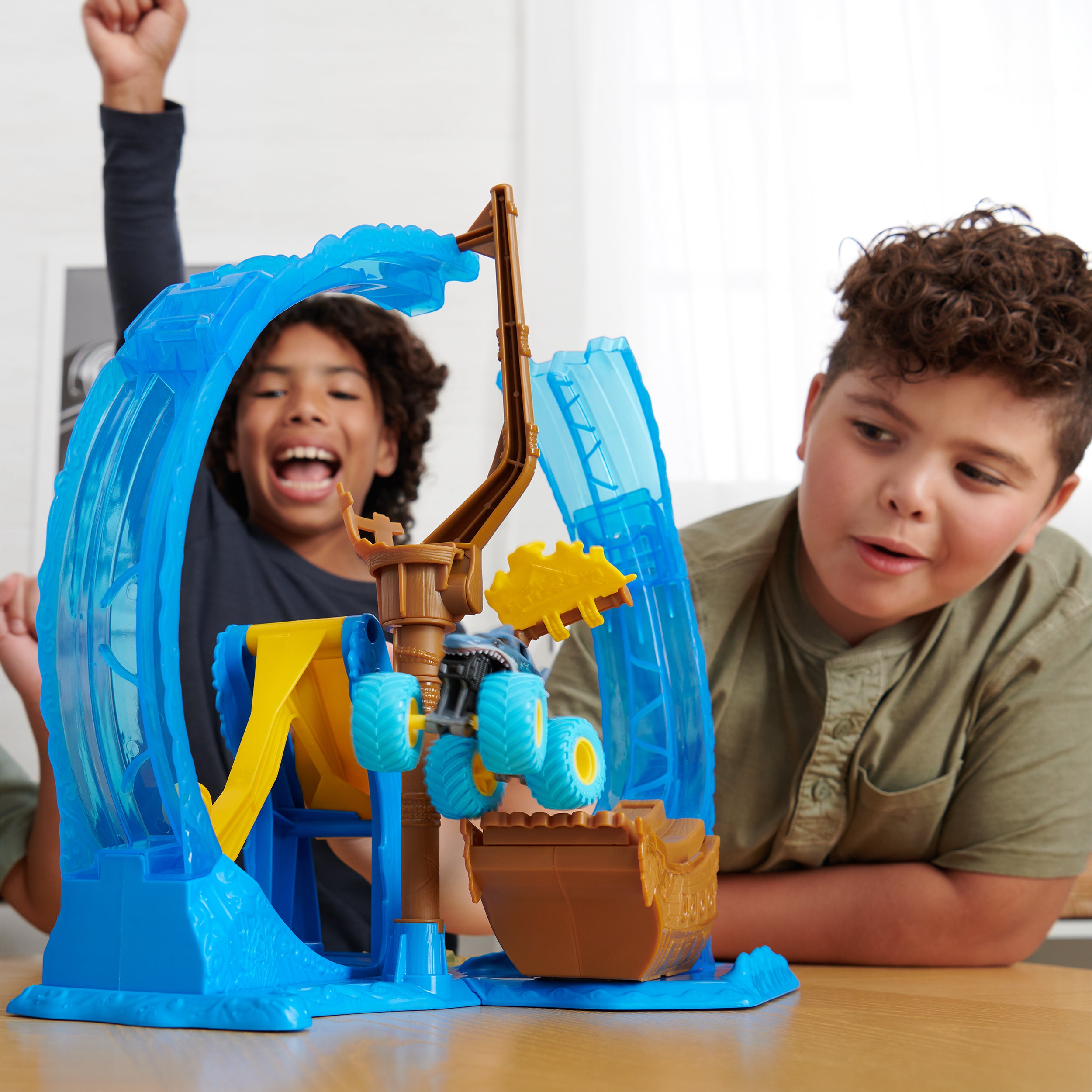 Monster Jam, Megalodon Loop of Doom Stunt Playset with Exclusive 1:64 Scale Die-Cast Monster Truck for Kids Toys for Boys Ages 3 4 5 6 and up