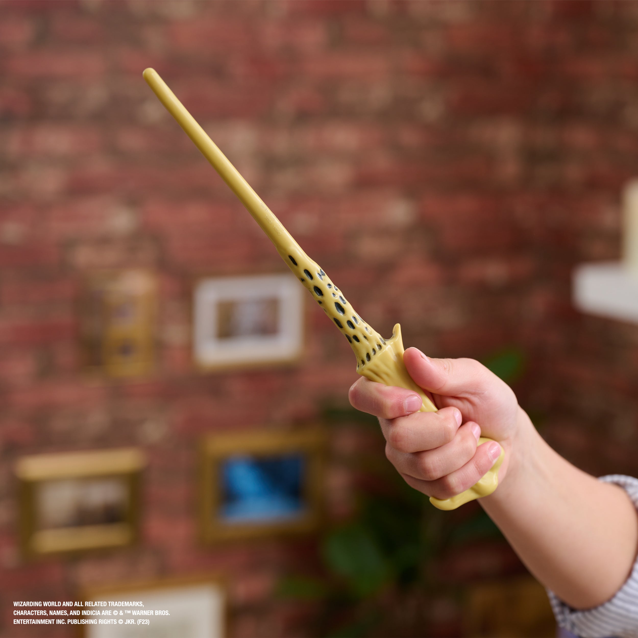Wizarding World Harry Potter, 12-inch Magical Collector Voldemort Wand with Stand & Die-cast Icon, Magical Artifacts, Accessory for Halloween Costumes