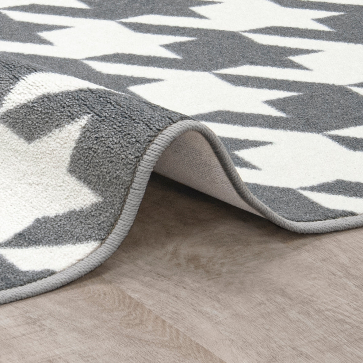 Windsor 3'10" x 5'4" area rug in color Cloudy