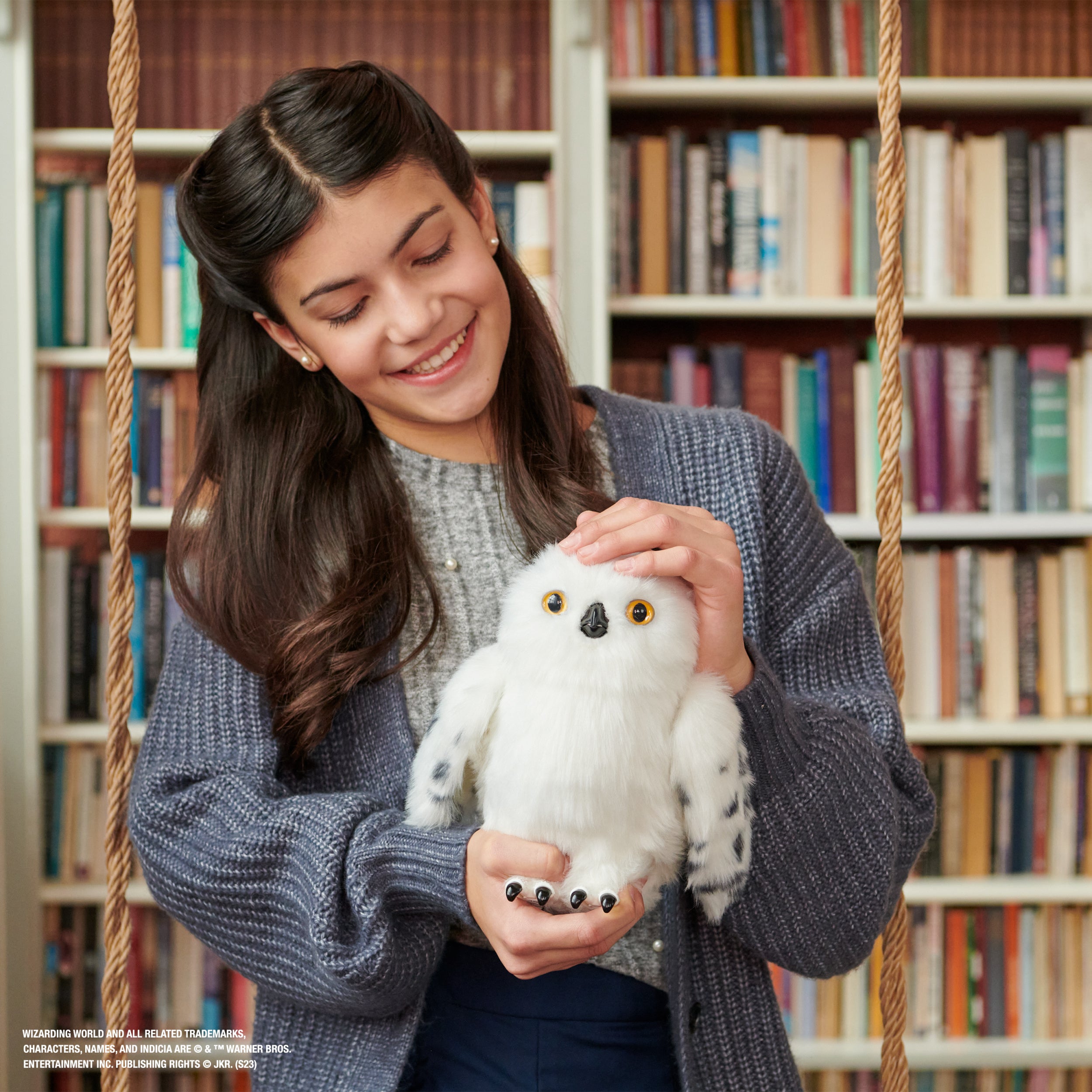Wizarding World Harry Potter, Enchanting Hedwig Interactive Owl with Over 15 Sounds and Movements and Hogwarts Envelope, Kids Toys for Ages 5 and up