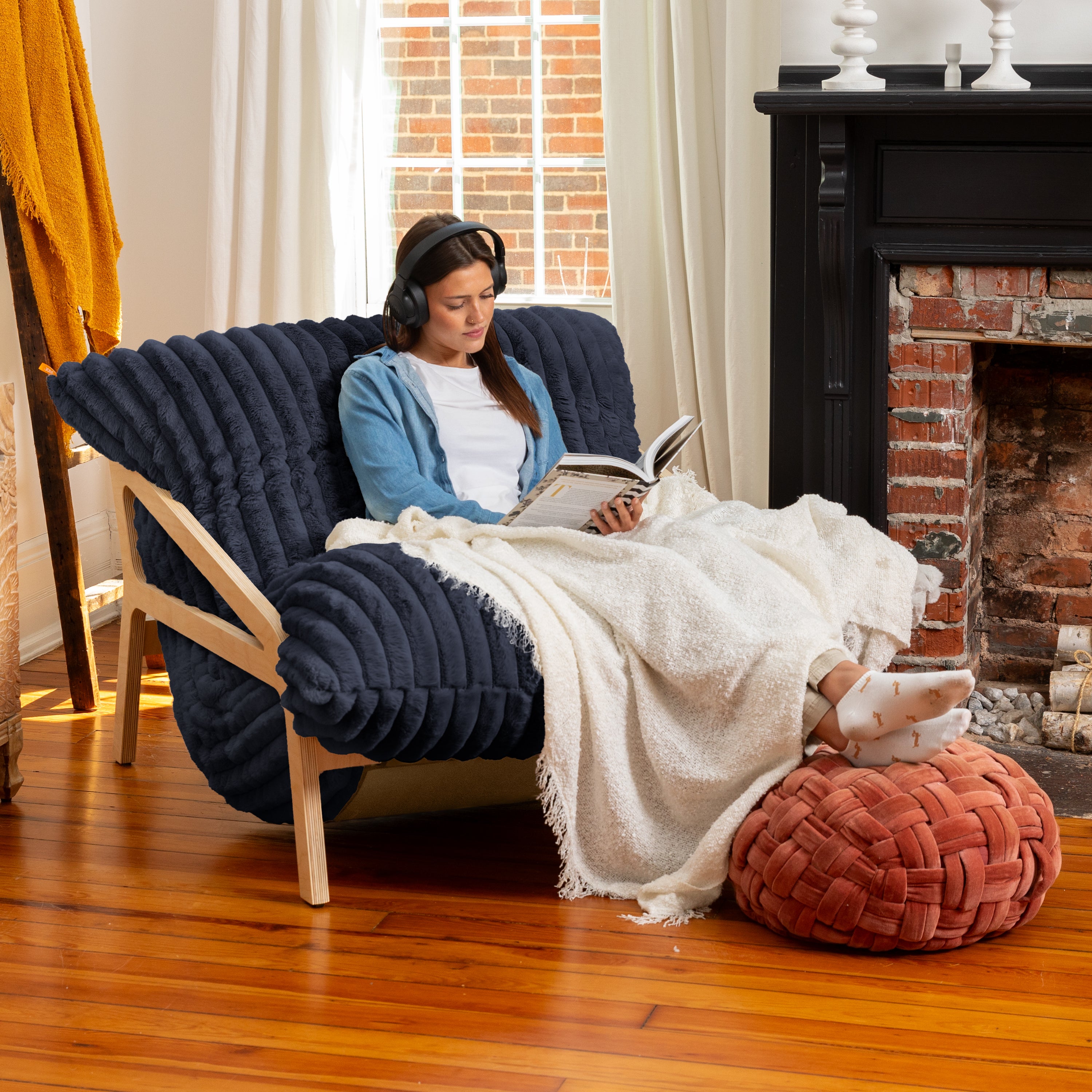 Pillow Saxx Dream Lounger with Wood Frame - 3-in-1 Bean Bag Accent Chair, Recliner & Sleeper Mondo Fur Midnight Blue
